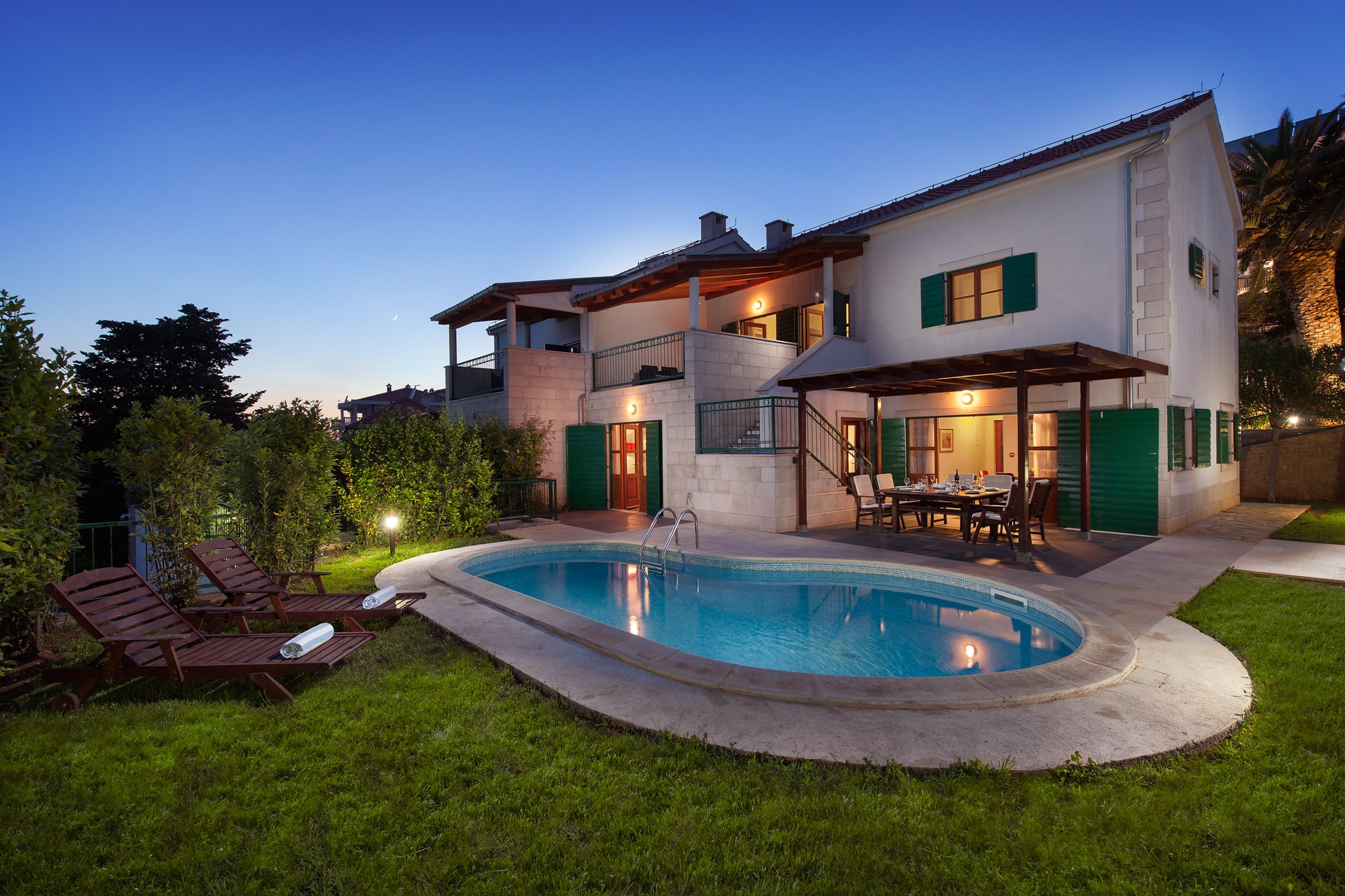 Villa with pool, 80 meters from the beach with a view