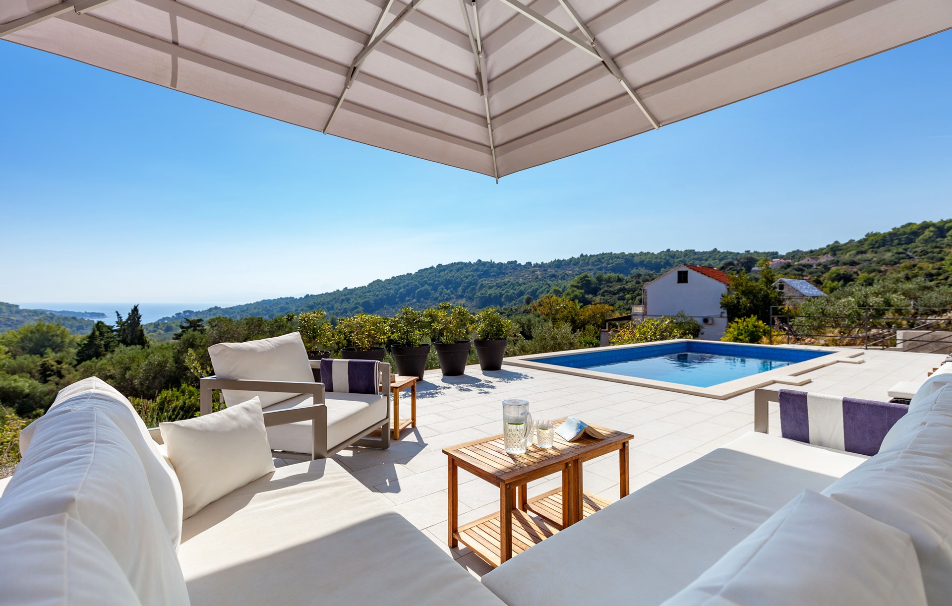 Modern villa with pool in Selca