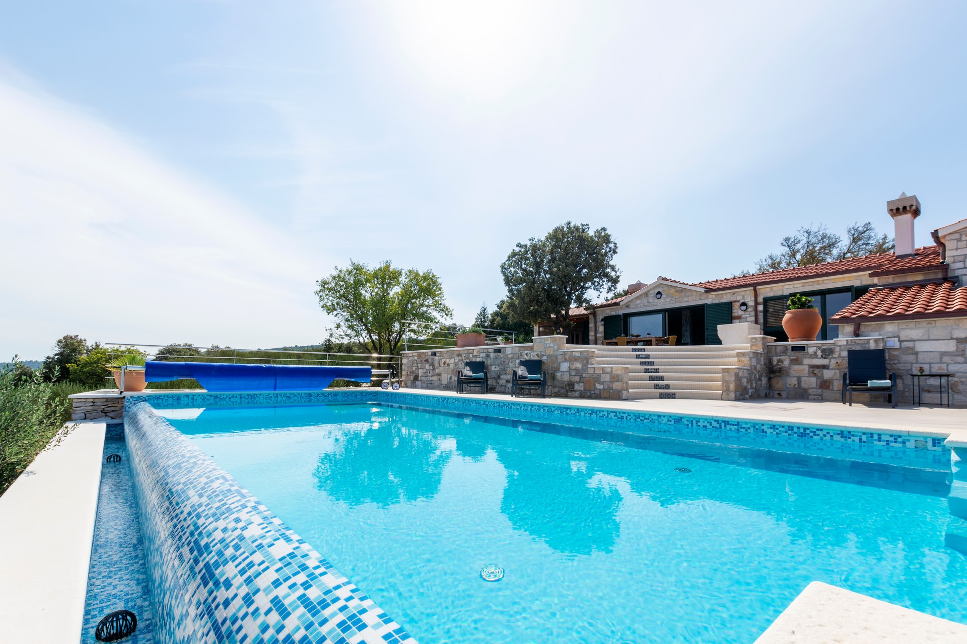 Eine Villa mit Swimmingpool und einem wunderschönen Blick auf Brač