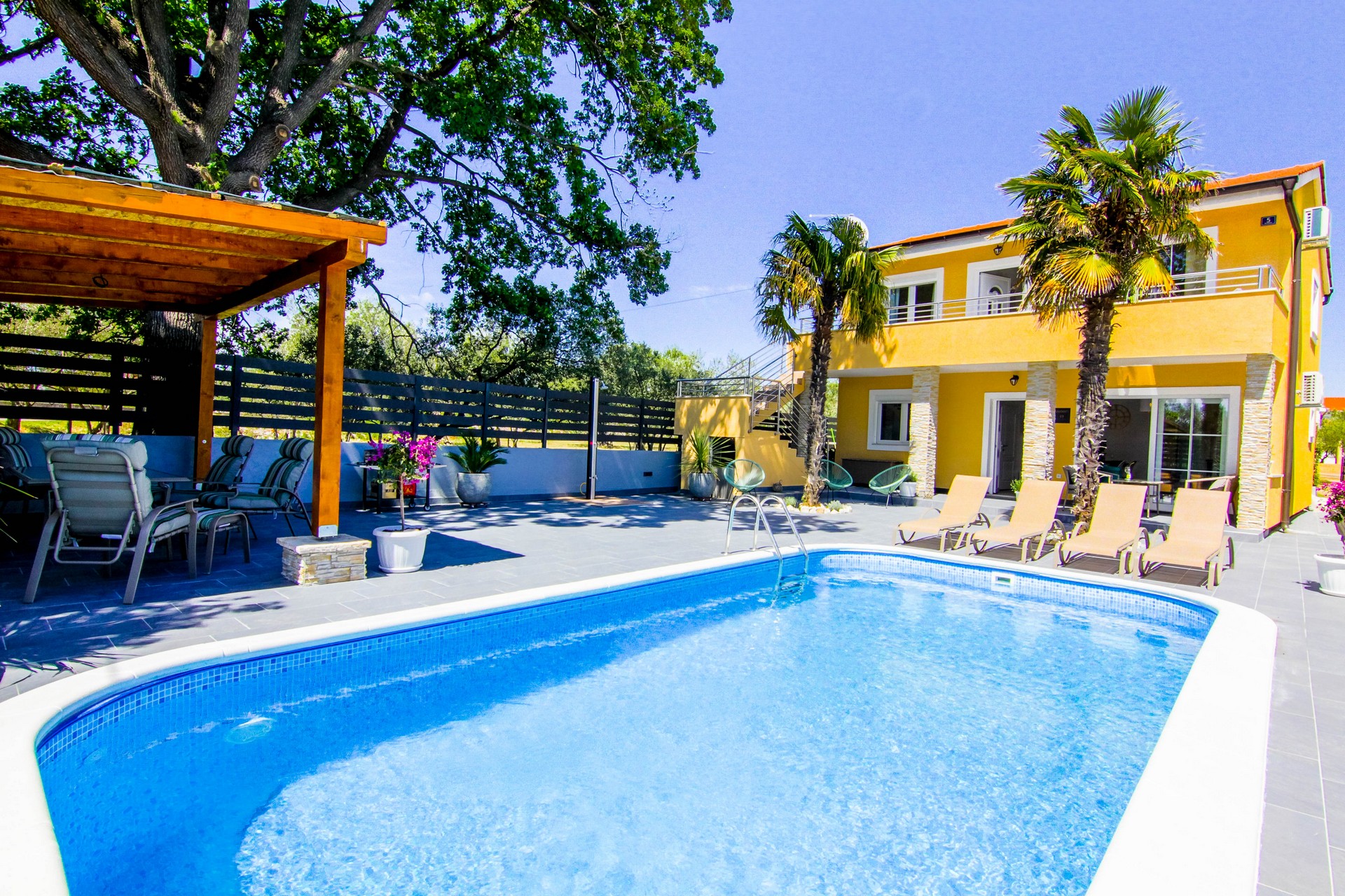 Villa with pool and spacious yard in Sukosan