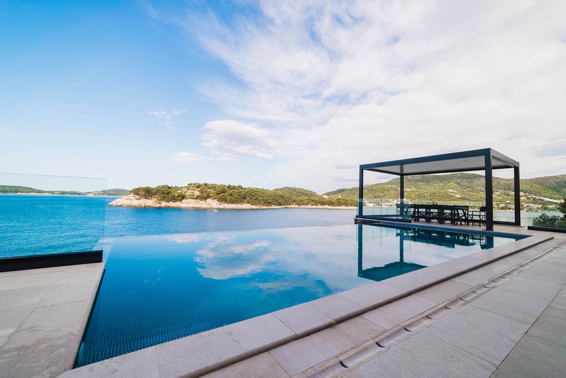 New luxury villa with pool in Zaton
