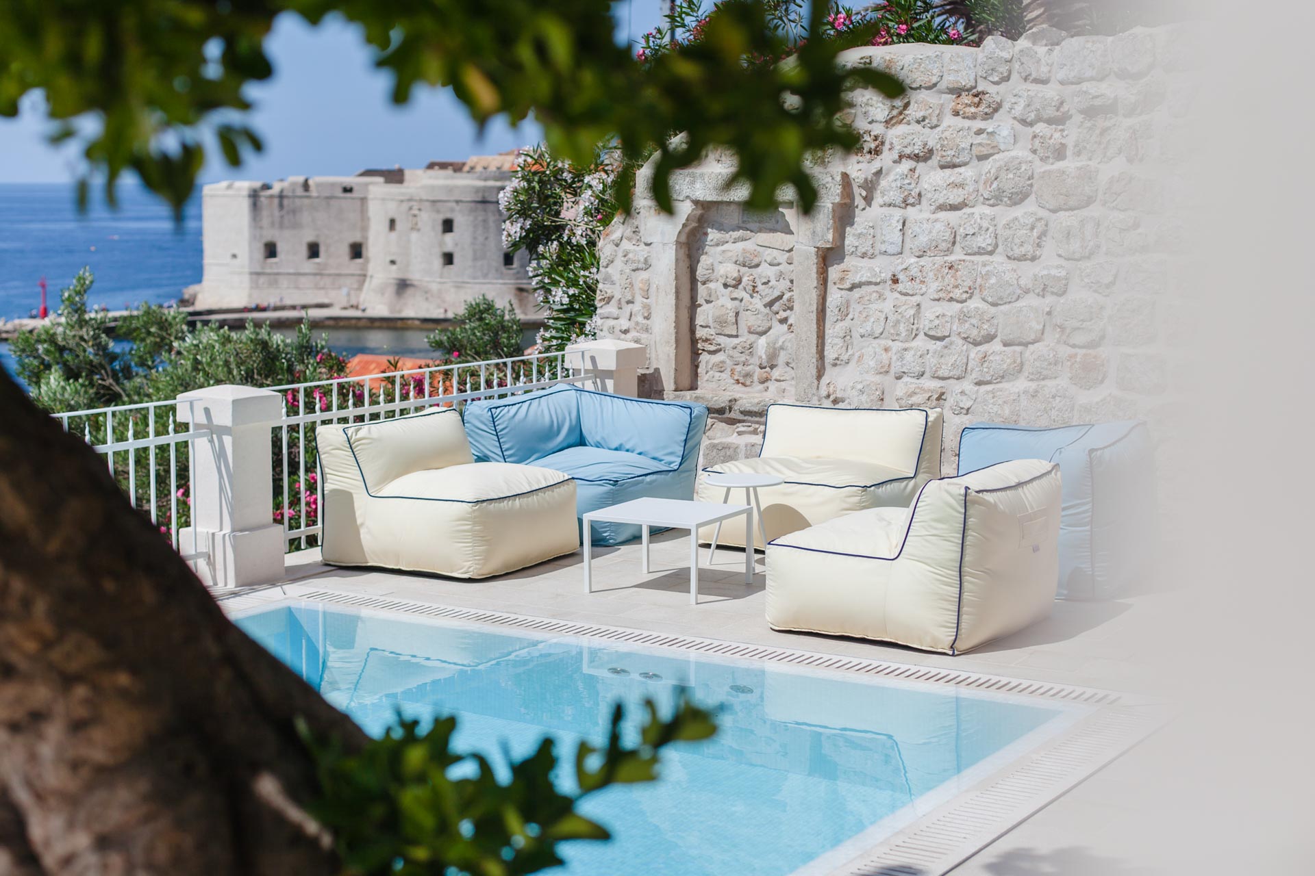 Luxusvilla mit beheiztem Pool, Meer- und Mauerblick
