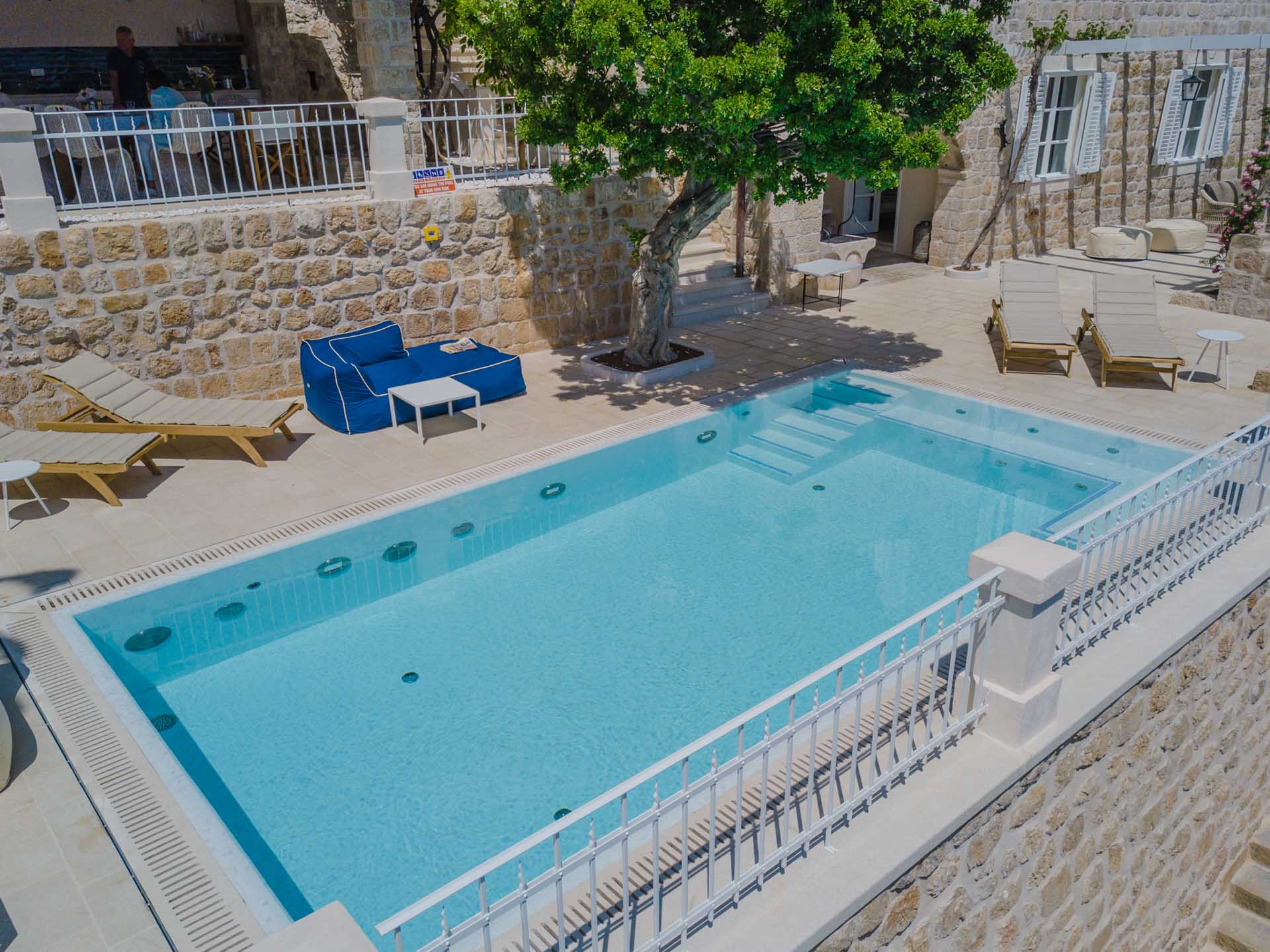 Luxusvilla mit beheiztem Pool, Meer- und Mauerblick