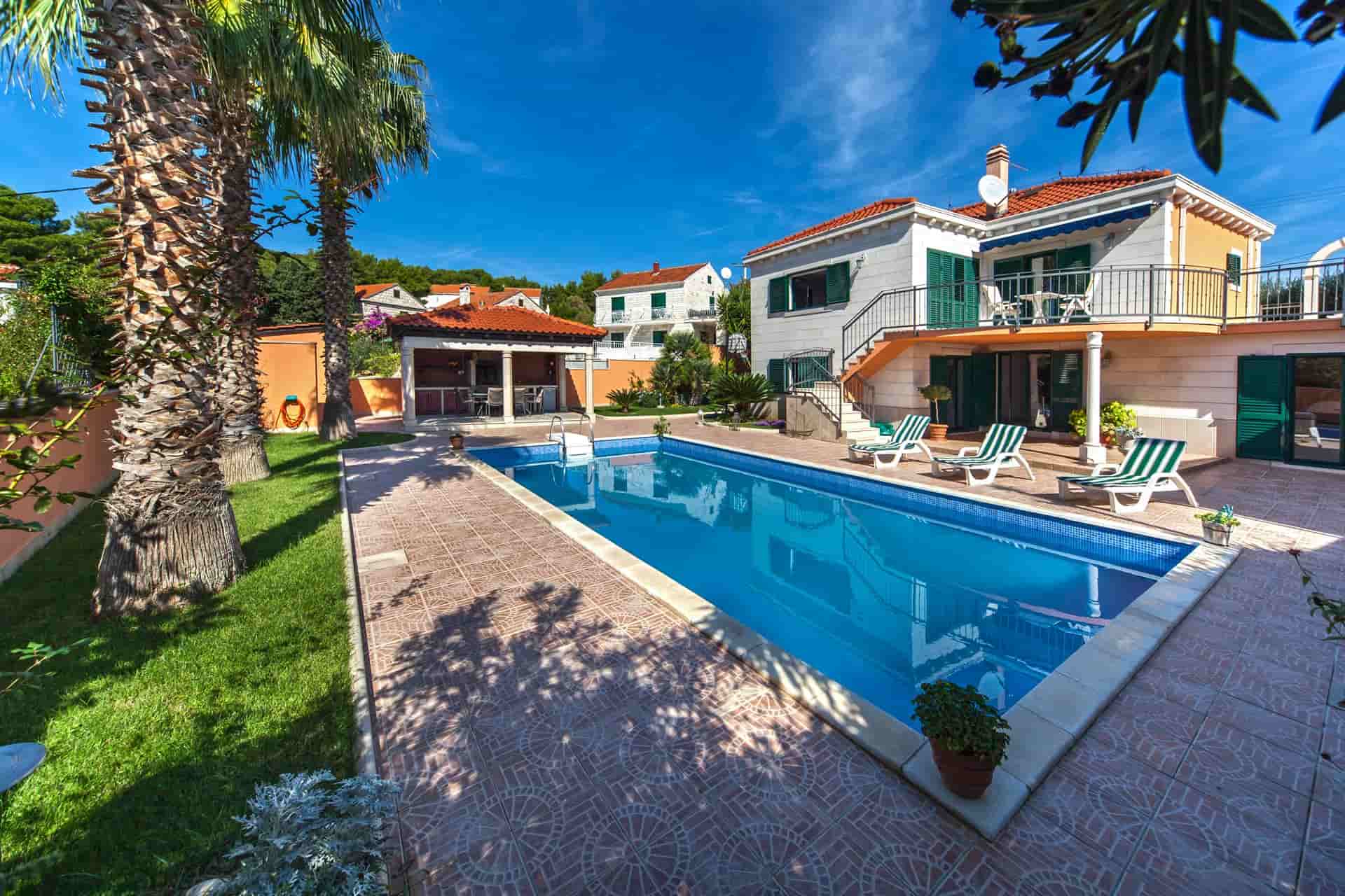 Romantic villa with pool, near the sea