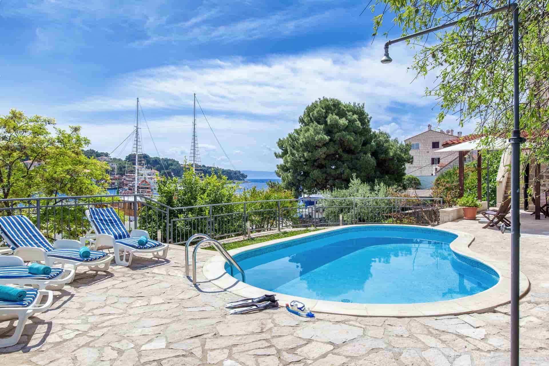 Charming villa with pool, 25 meters from the sea