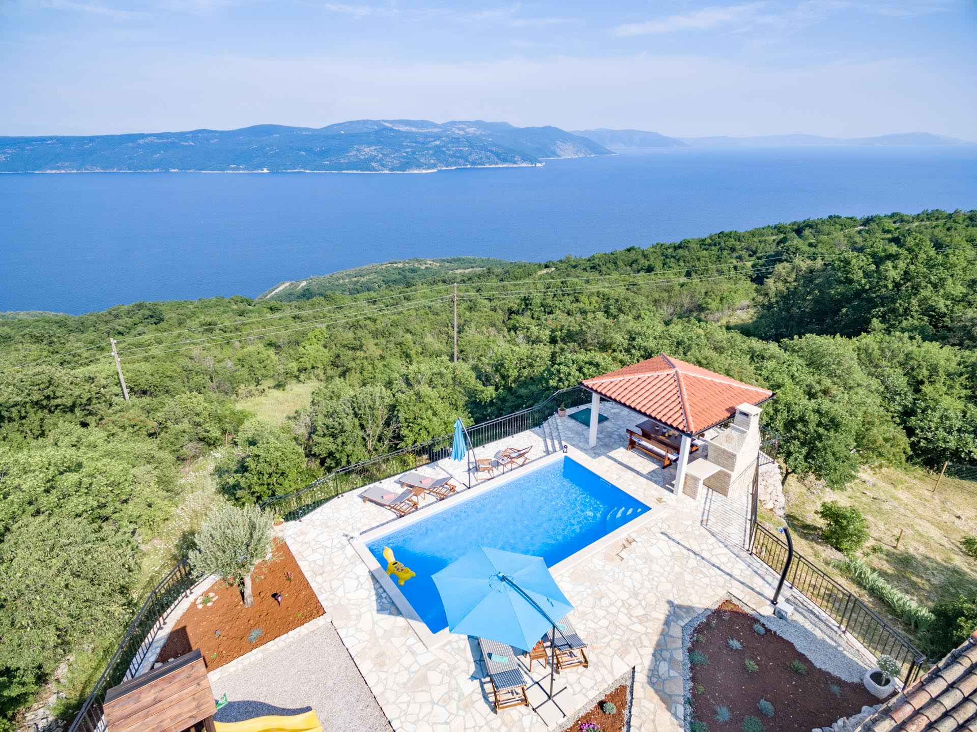 Charming villa with pool in a beautiful position