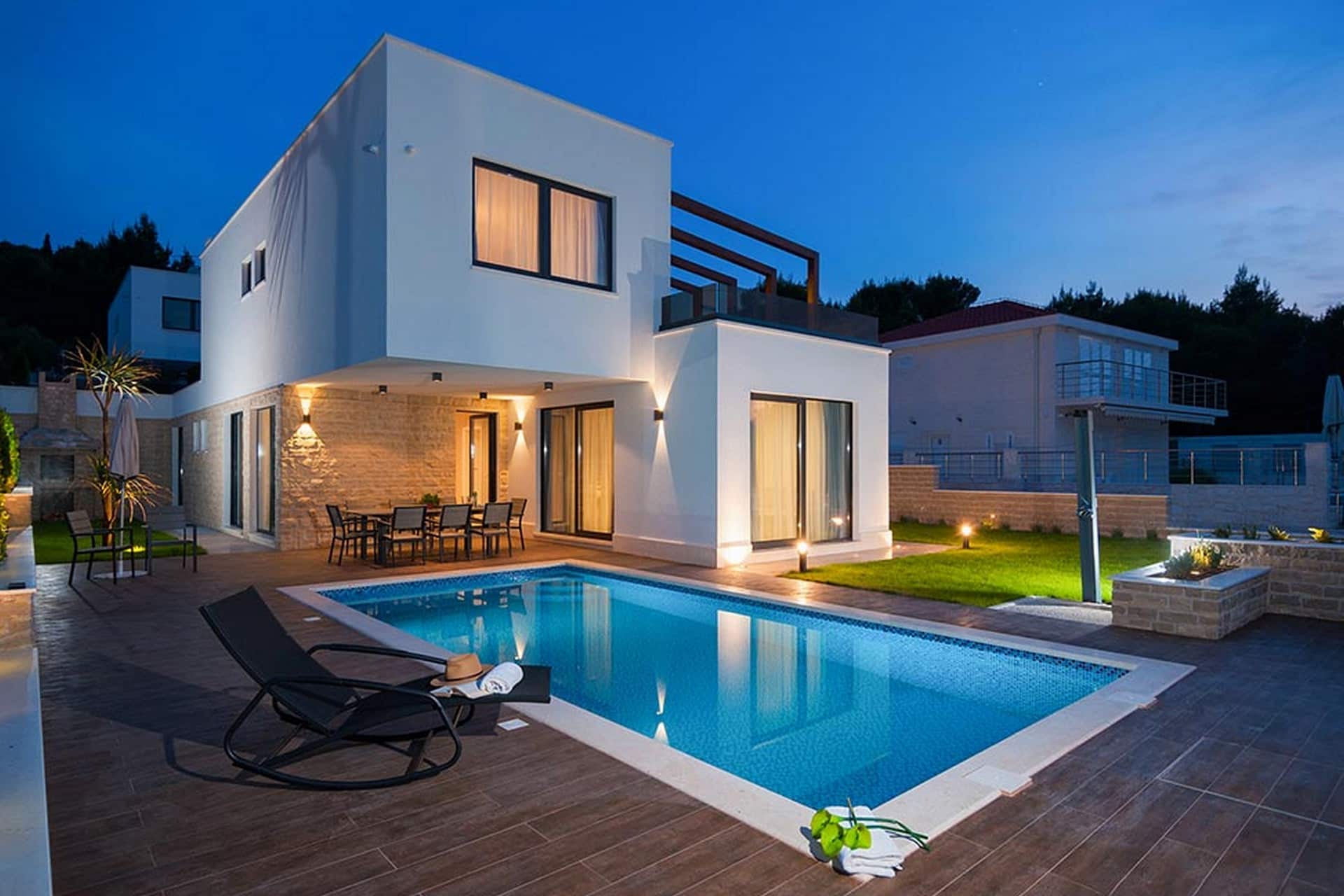 Villa mit Pool direkt am Meer, modern eingerichtet