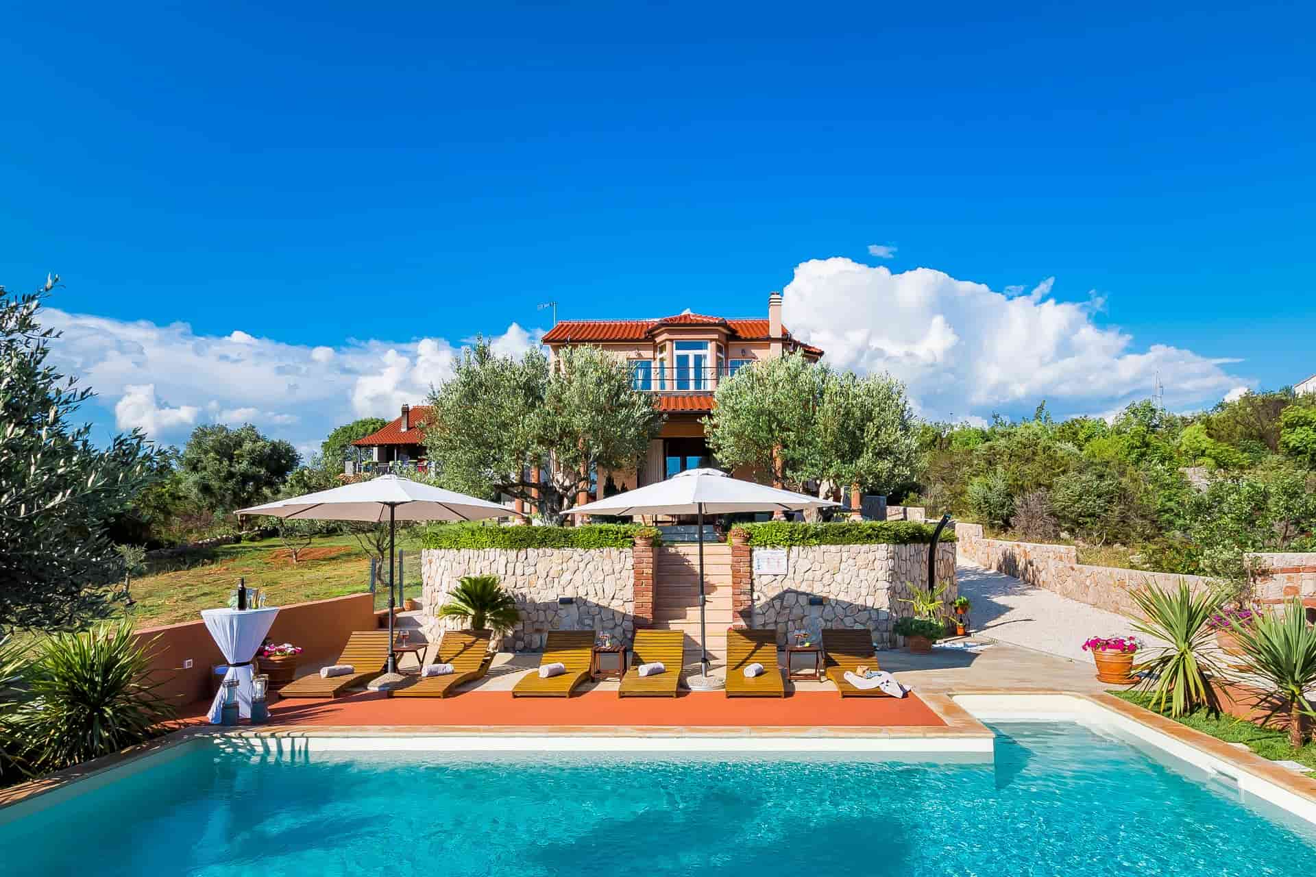 Charming villa with pool near National Park Krka