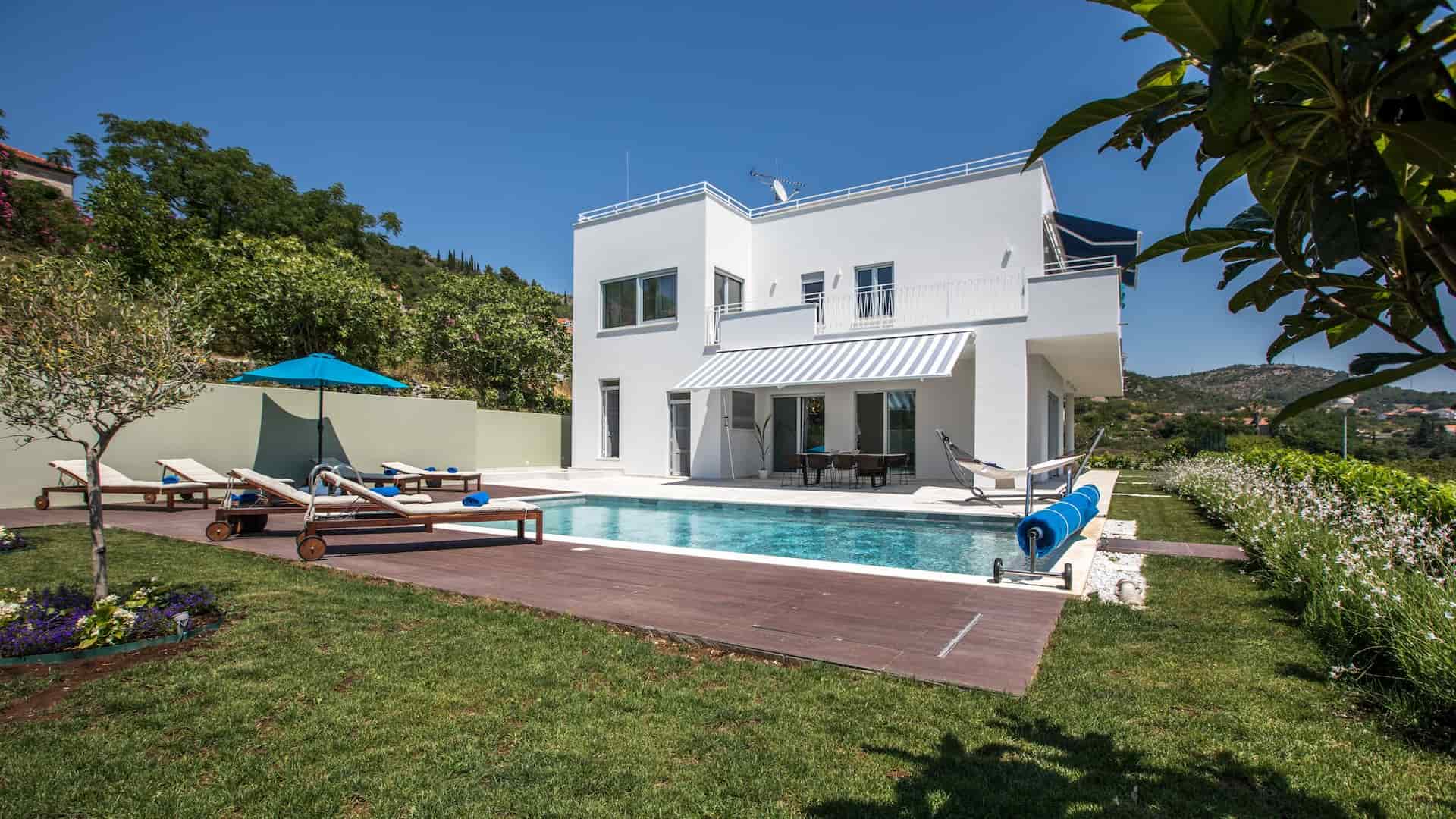 Modern villa mit Pool und Meerblick