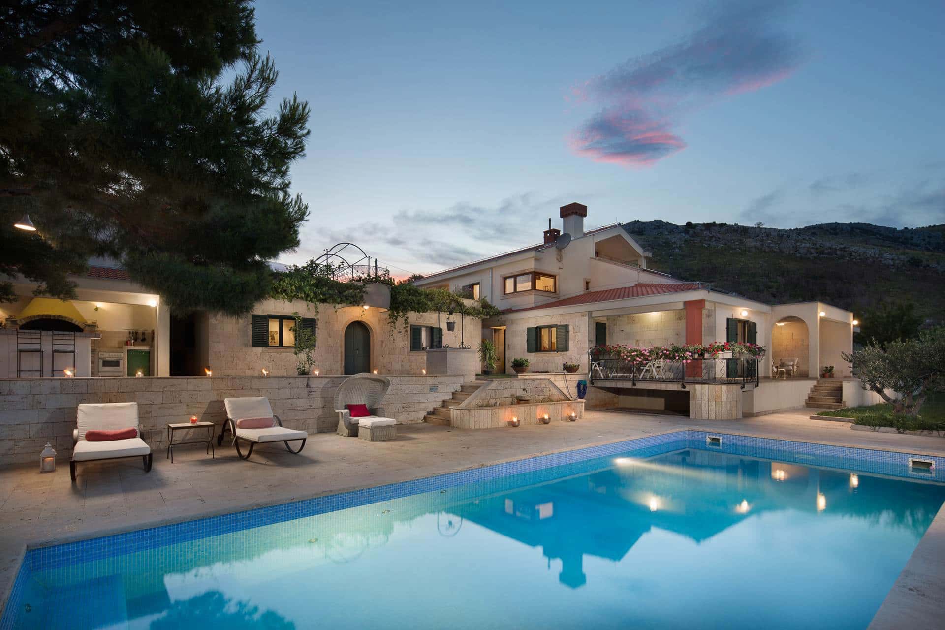 Beautiful villa with heated pool and sea views