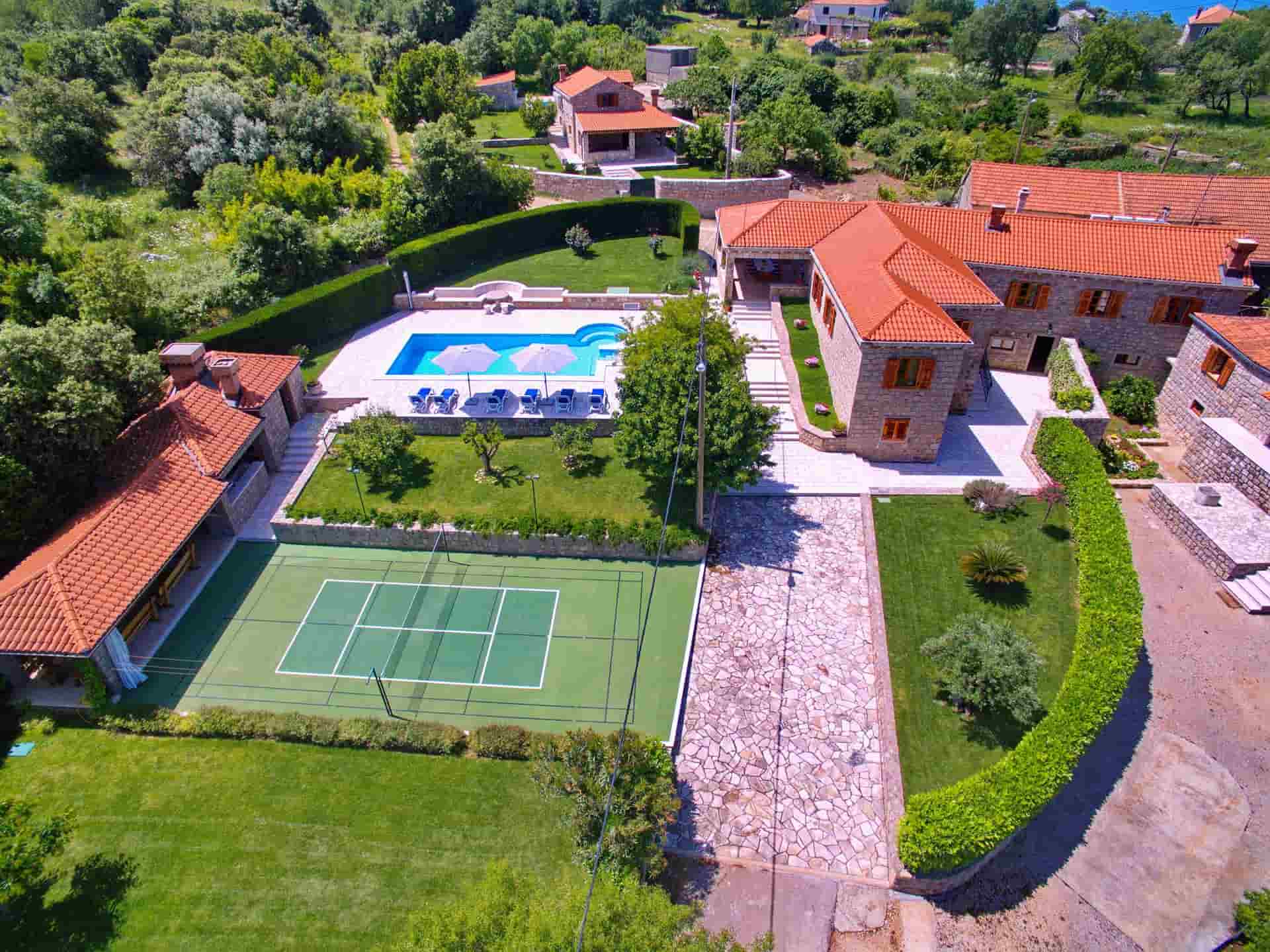 Luxusvilla mit Pool und Badmintonplatz