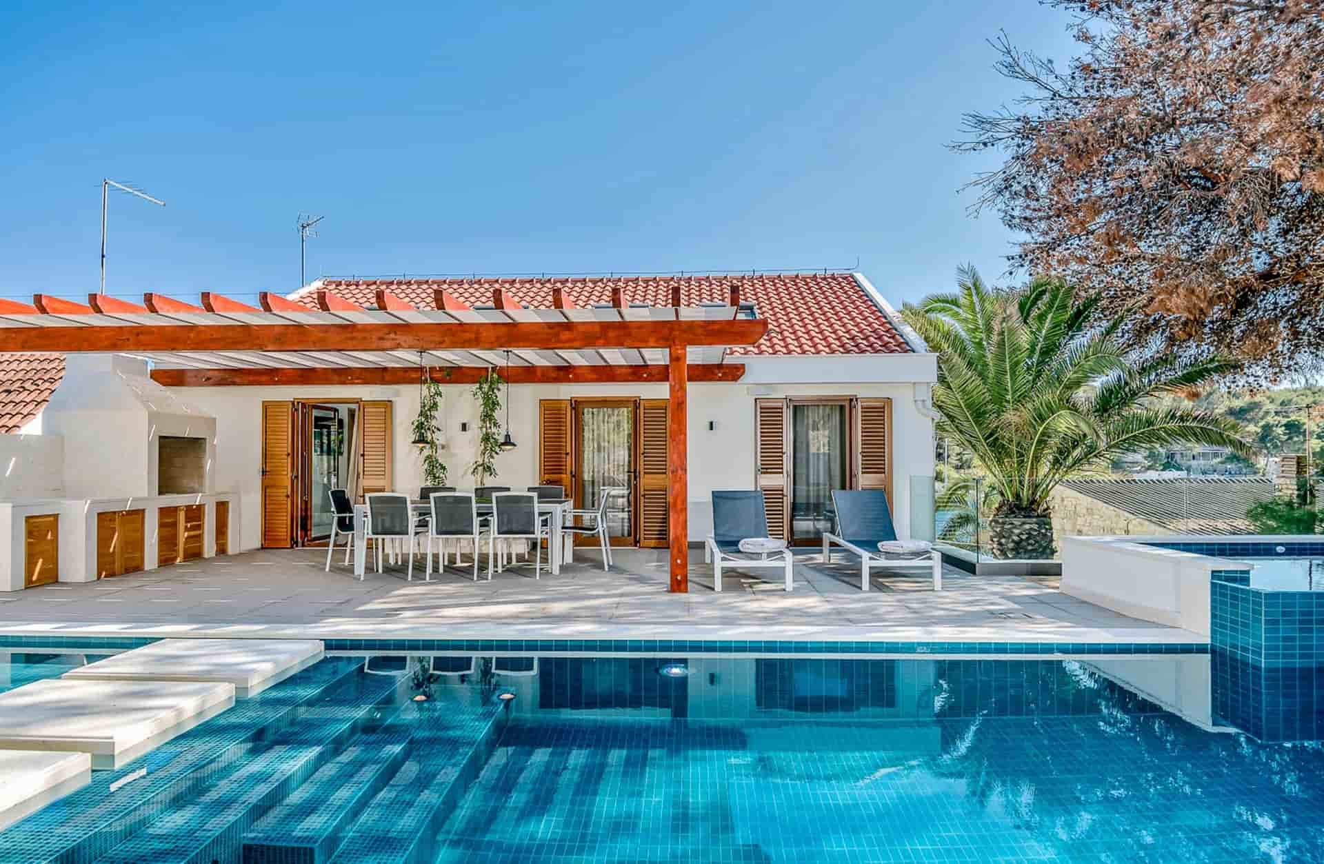 Villa with pool, just few steps from the sea