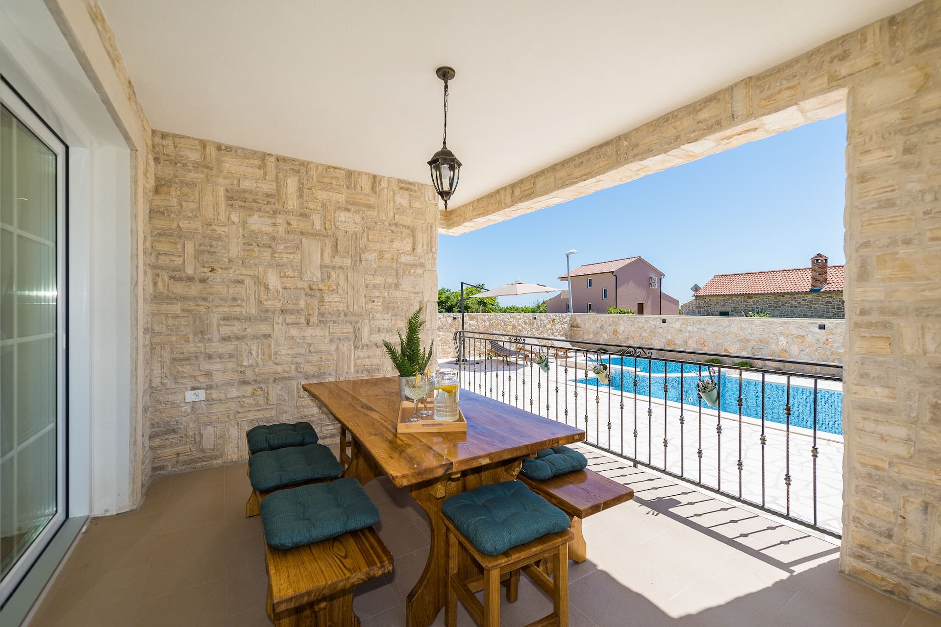 New stone villa with pool and Jacuzzi, close to the beach