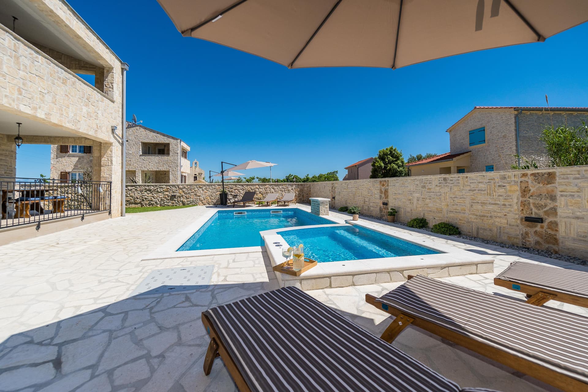 New stone villa with pool and Jacuzzi, close to the beach