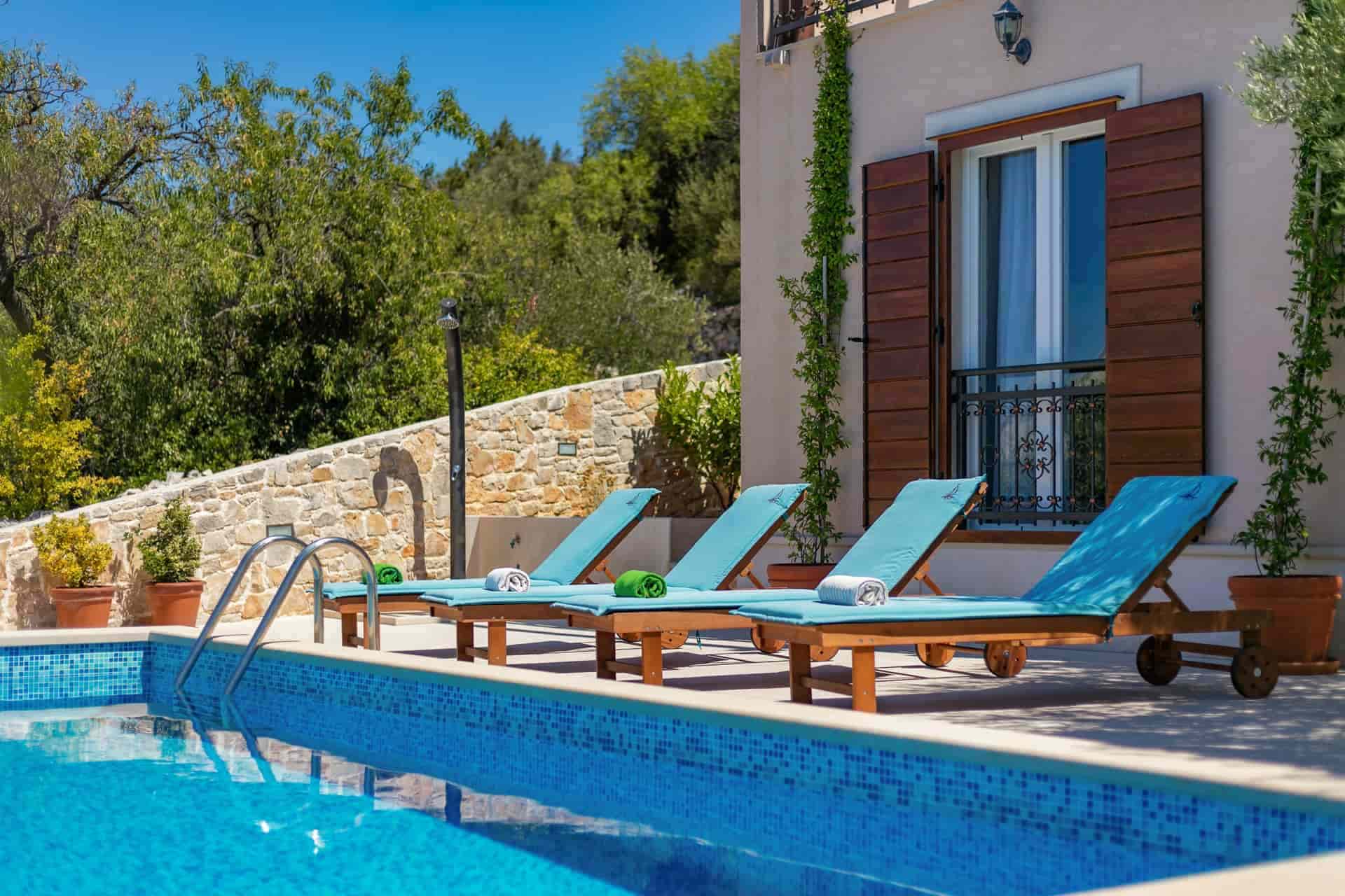 Villa with pool near the sea in Milna