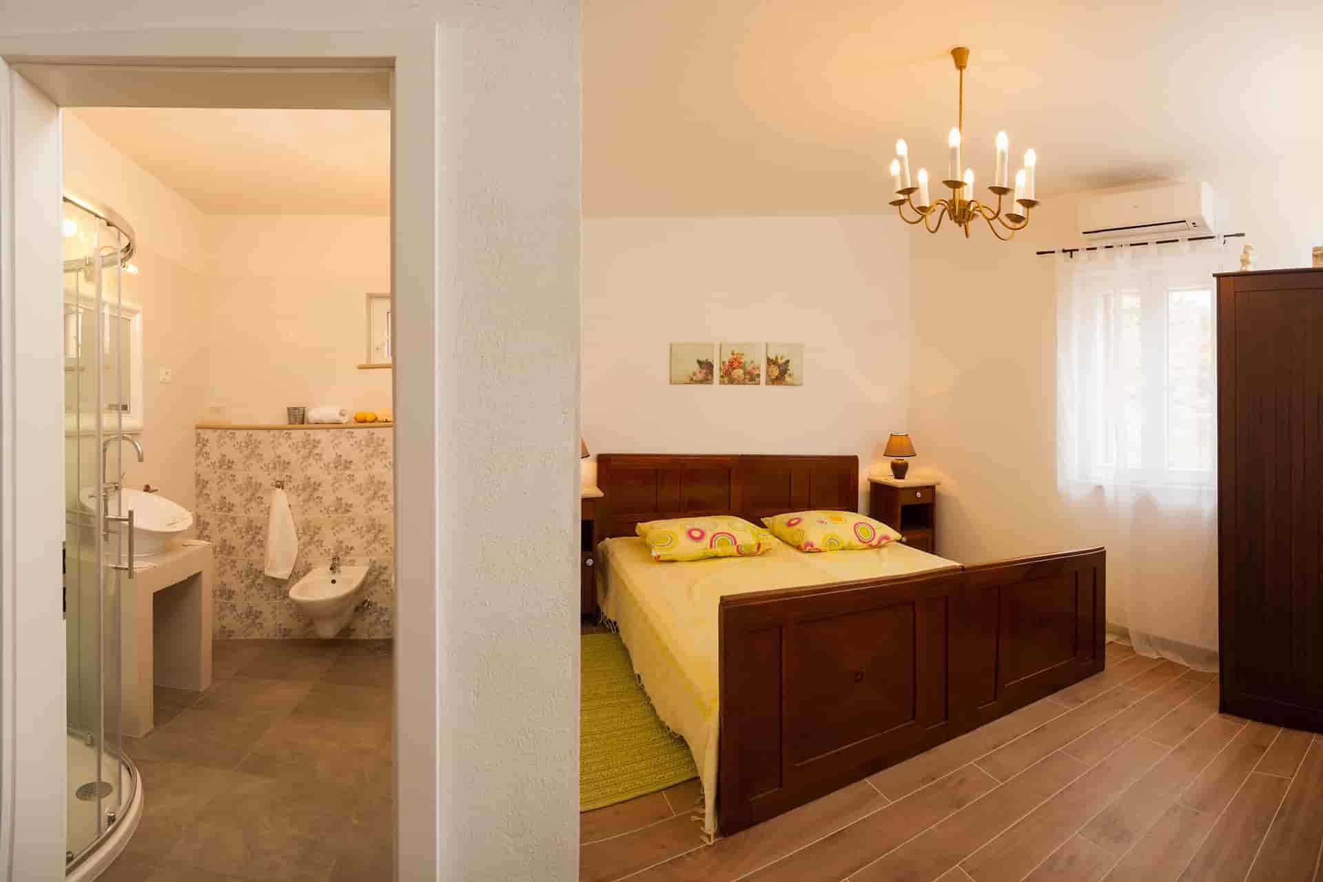 Erstes Schlafzimmer in einer Villa in Milna