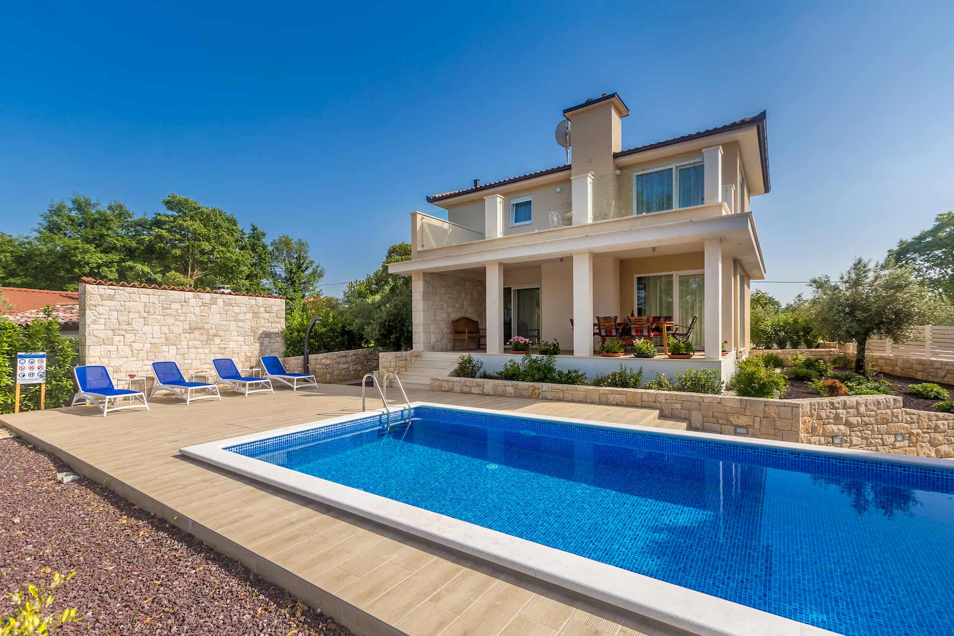 Beautiful villa in a quiet environment with pool