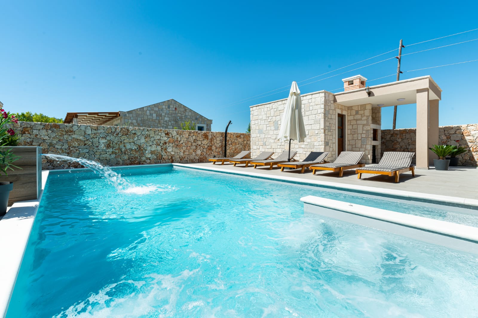 Romantična vila s bazenom i Jacuzzijem u mjestu Privlaka