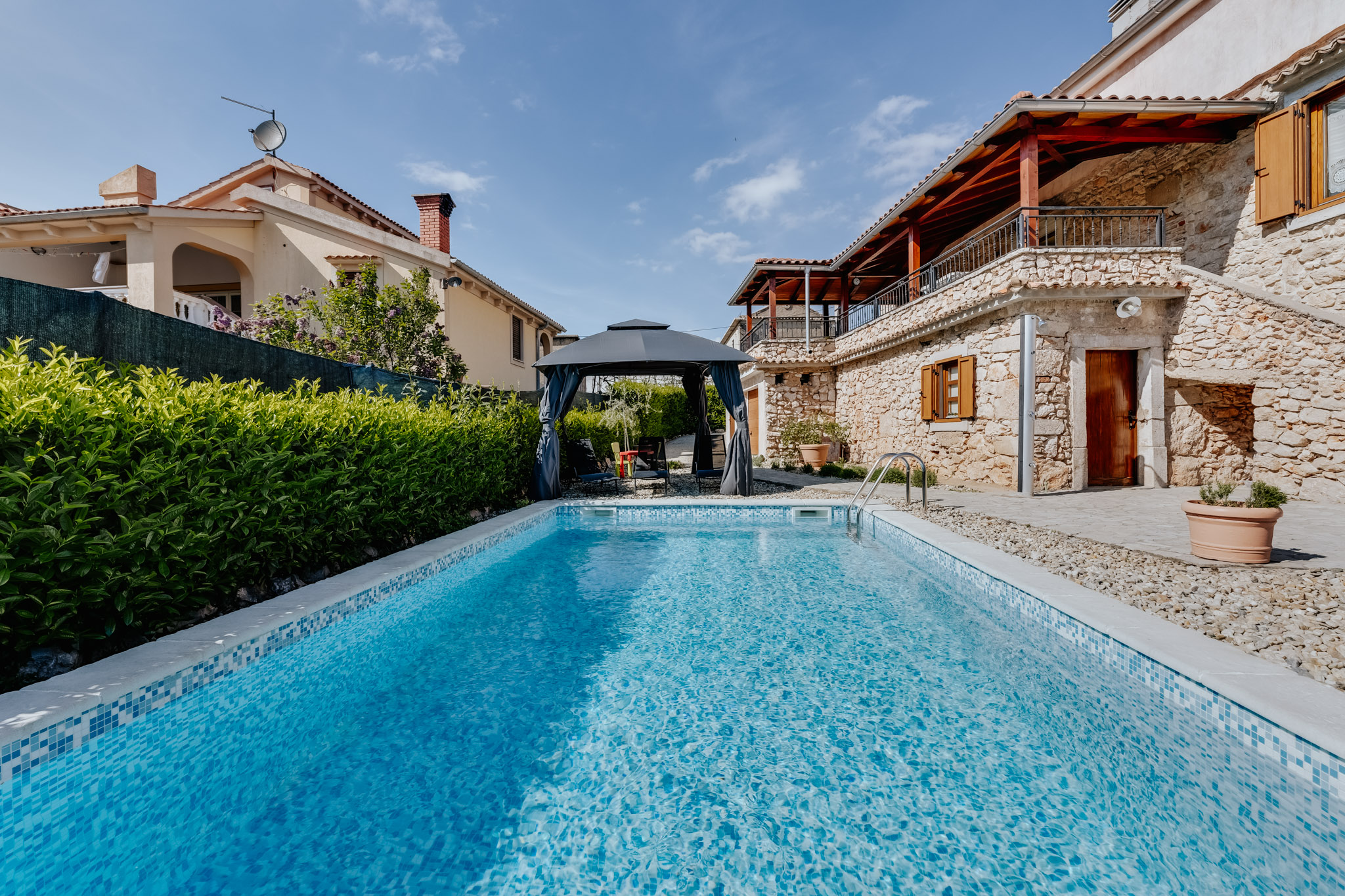 Romantic villa with a  pool, in quiet environment