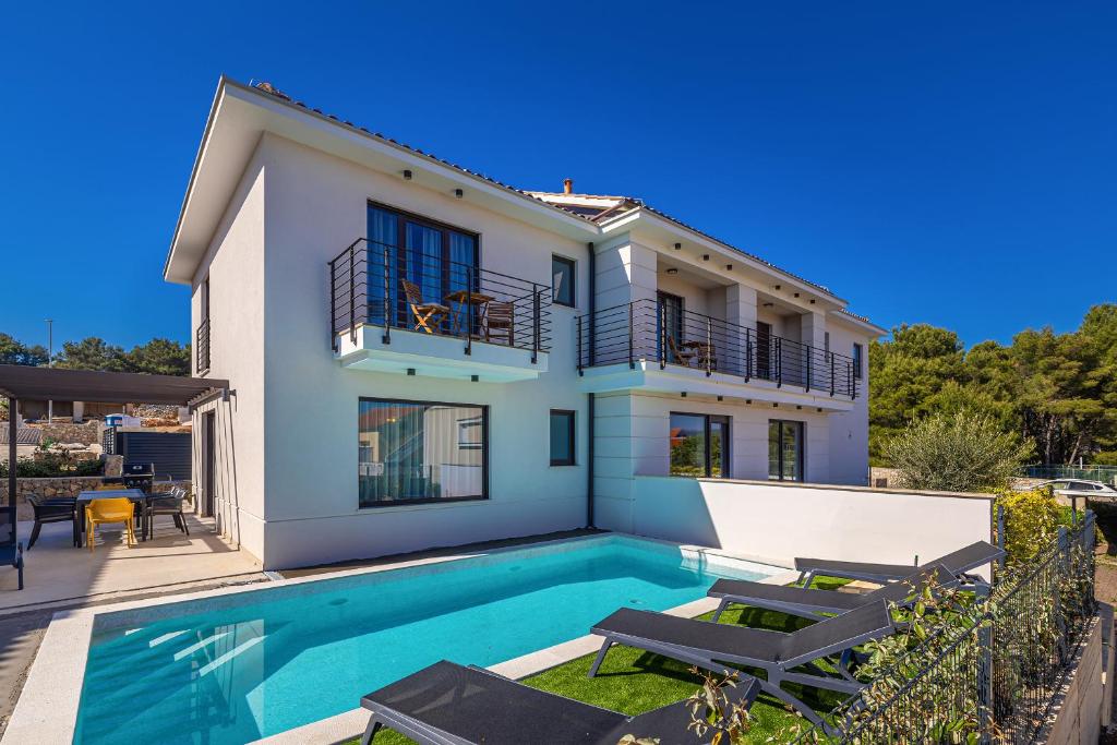 Beautiful new villa with pool, view, close to a beautiful beach