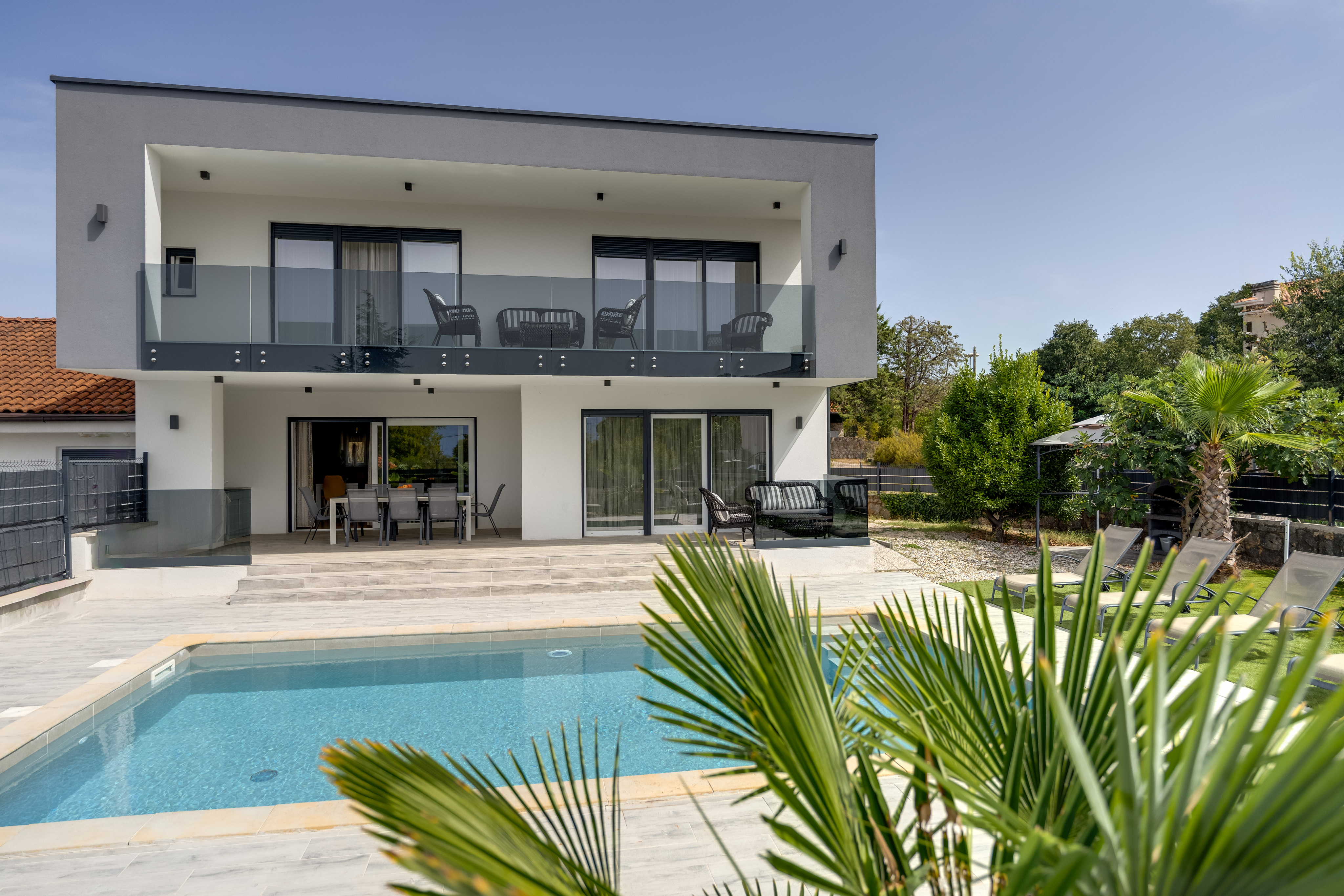 Neue Villa mit Pool in der Nähe eines  Strandes