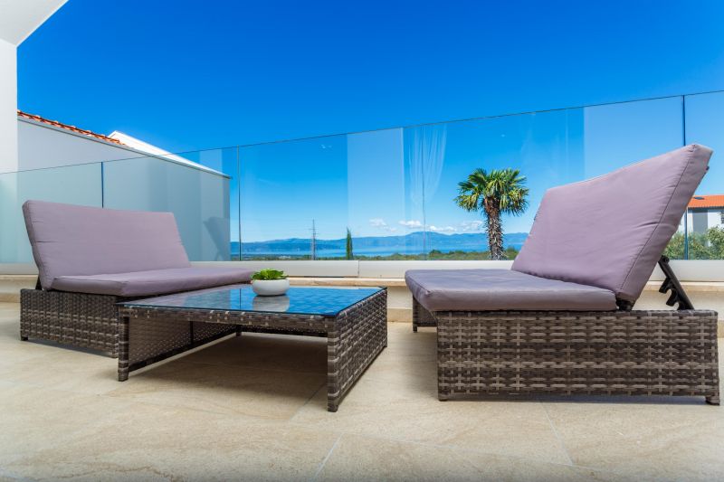 Ferienvilla mit Pool in Kroatien, Gartenmöbel auf dem Balkon mit Meerblick