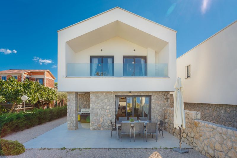 Vila za odmor s bazenom u Hrvatskoj, terasa ispred kuće sa stolicama i stolom za blagovanje