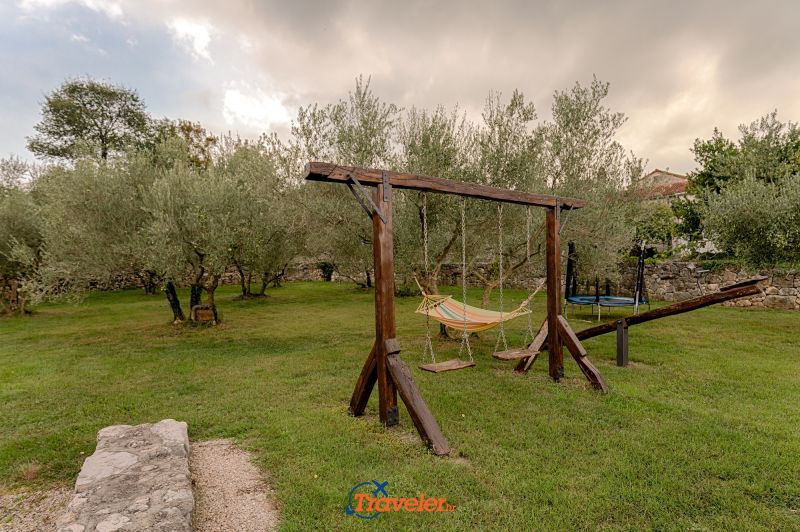 Ferienvilla mit Pool in Kroatien, Schaukel zwischen Olivenbäumen