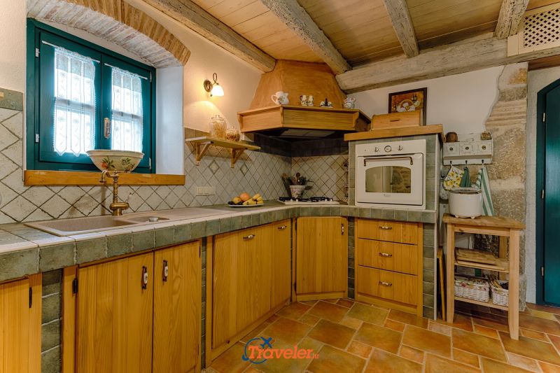 Ferienvilla mit Pool in Kroatien, rustikal eingerichtete Küche mit Backofen und Kühlschrank