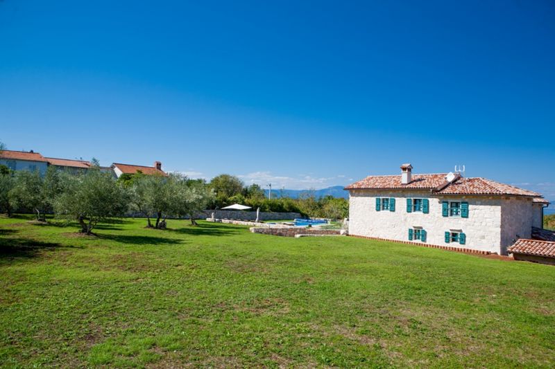 Ferienvilla mit Pool in Kroatien mit grünem Rasen