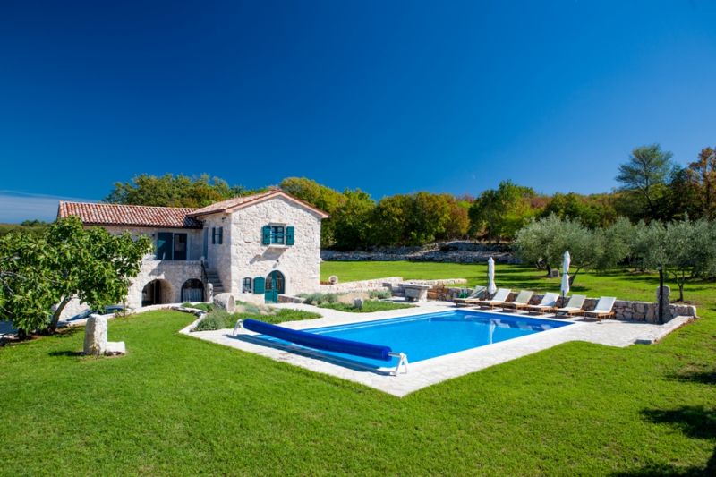 Holiday villa with pool in Croatia with green lawn