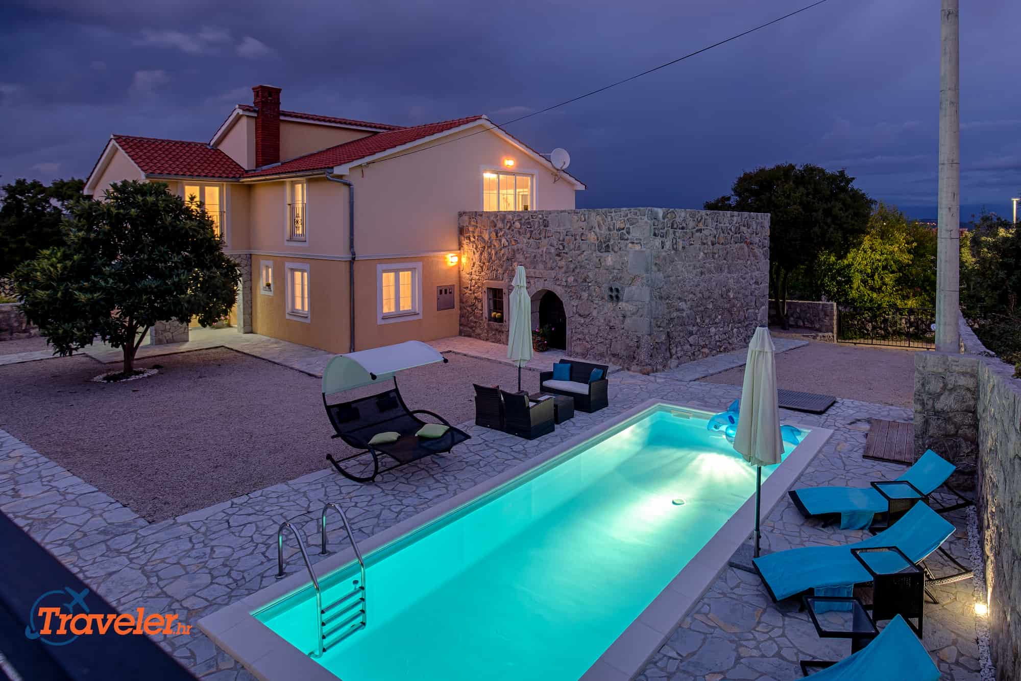 Luxury and modern villa with pool, nice yard