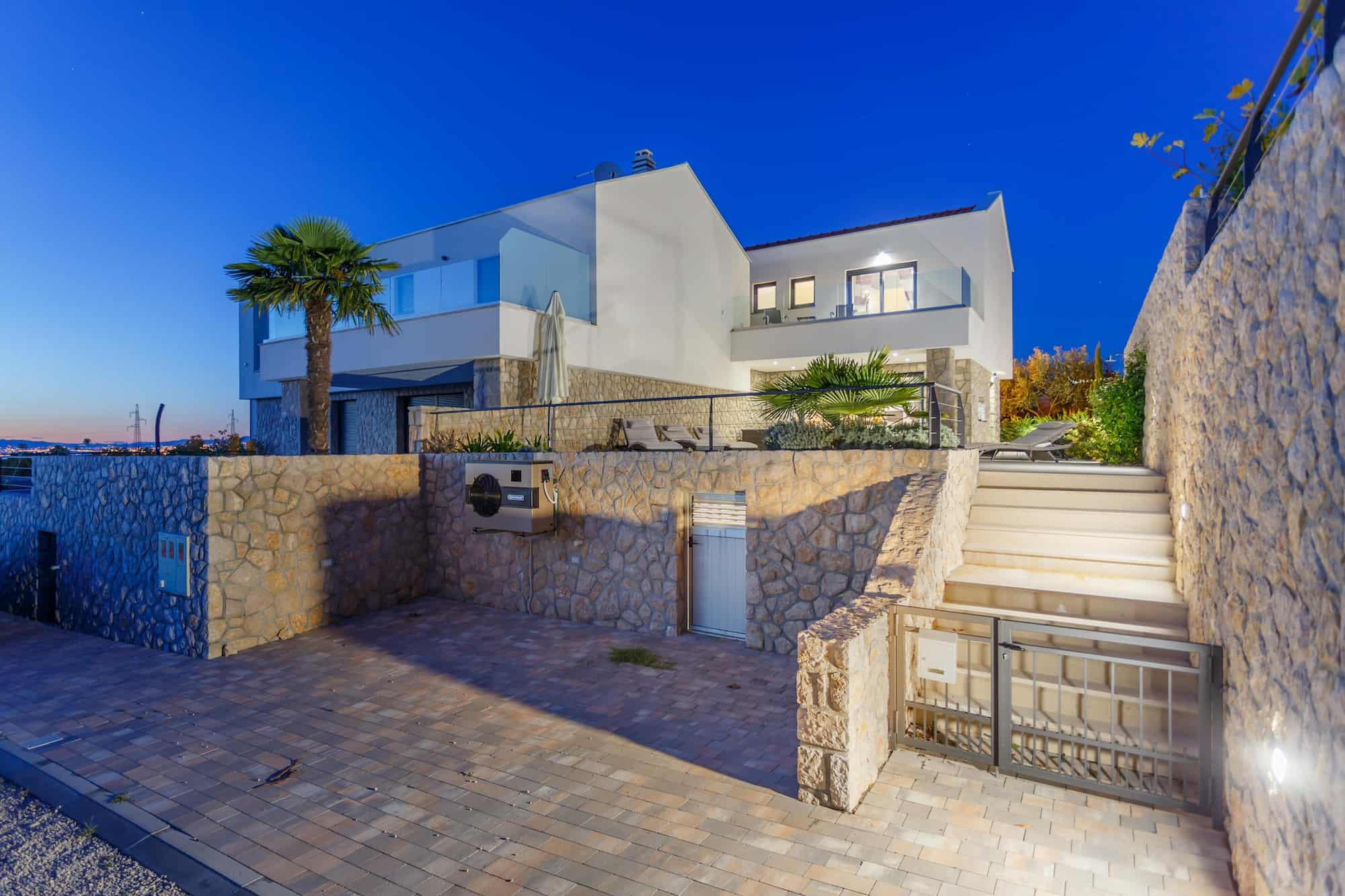 Modern villa with heated pool,s ea view, in a quiet area