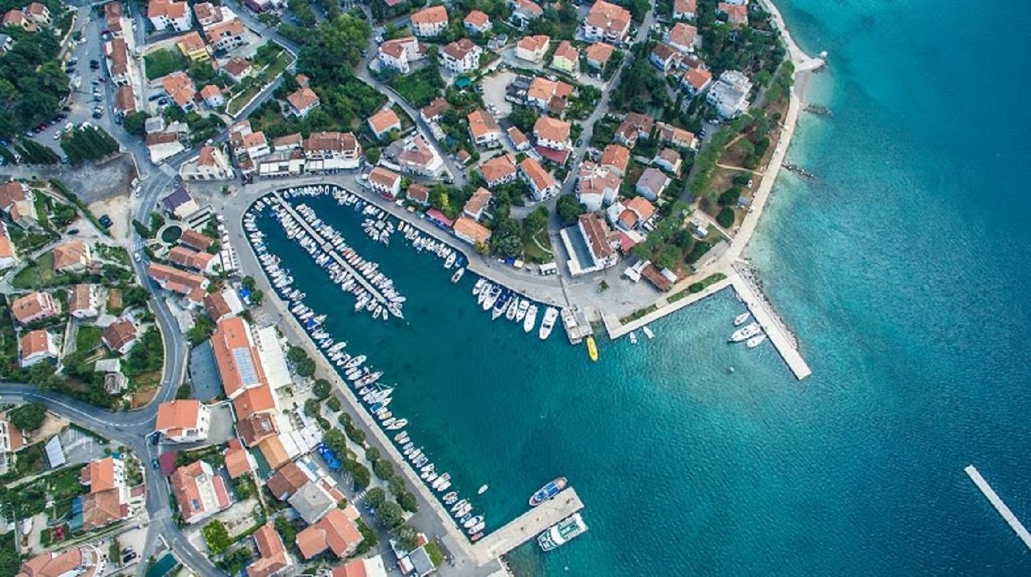 Ferienvilla mit Pool in Kroatien, Blick auf Malinska aus der Vogelperspektive
