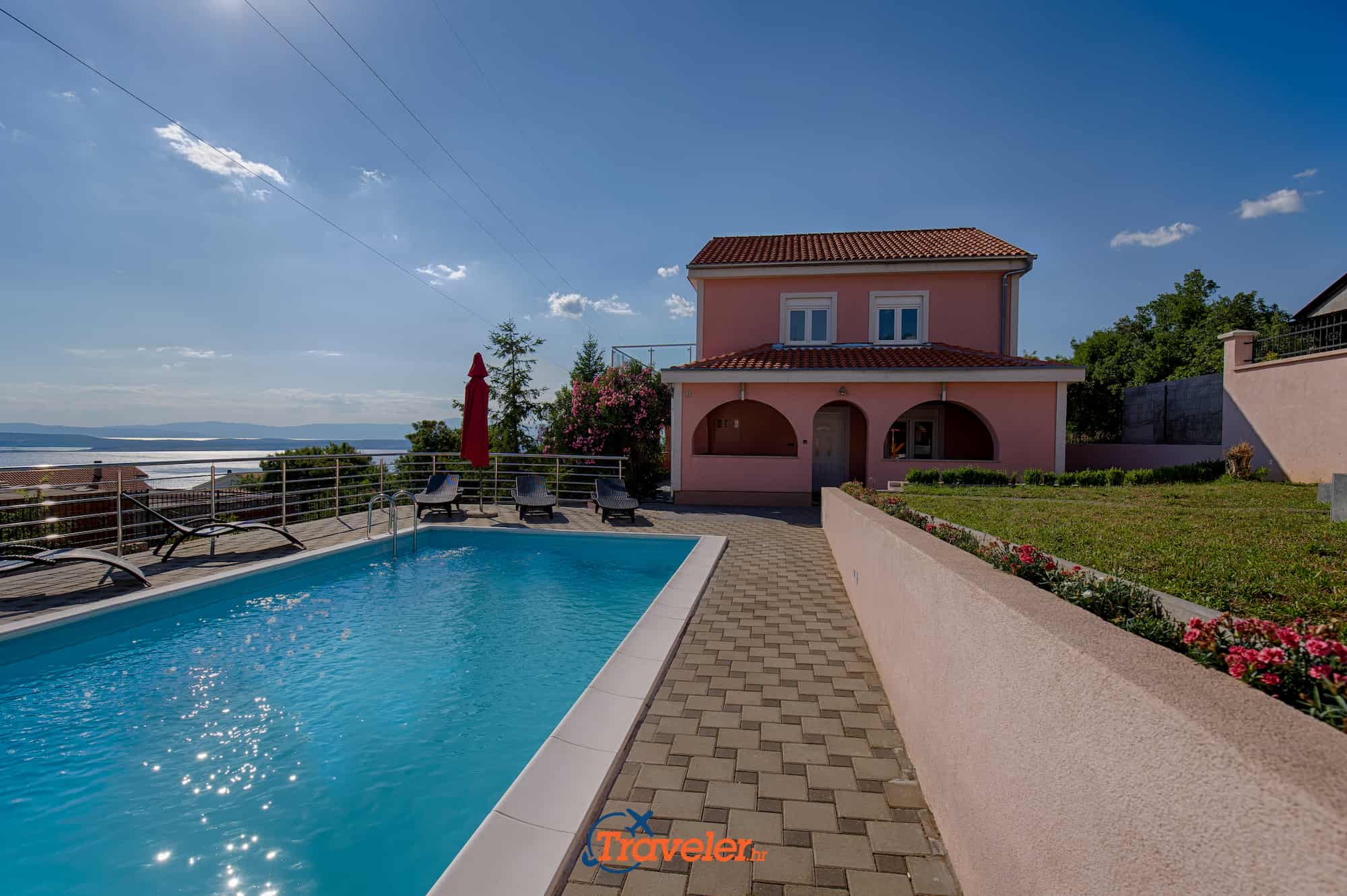Villa with pool, large garden and beautiful sea view