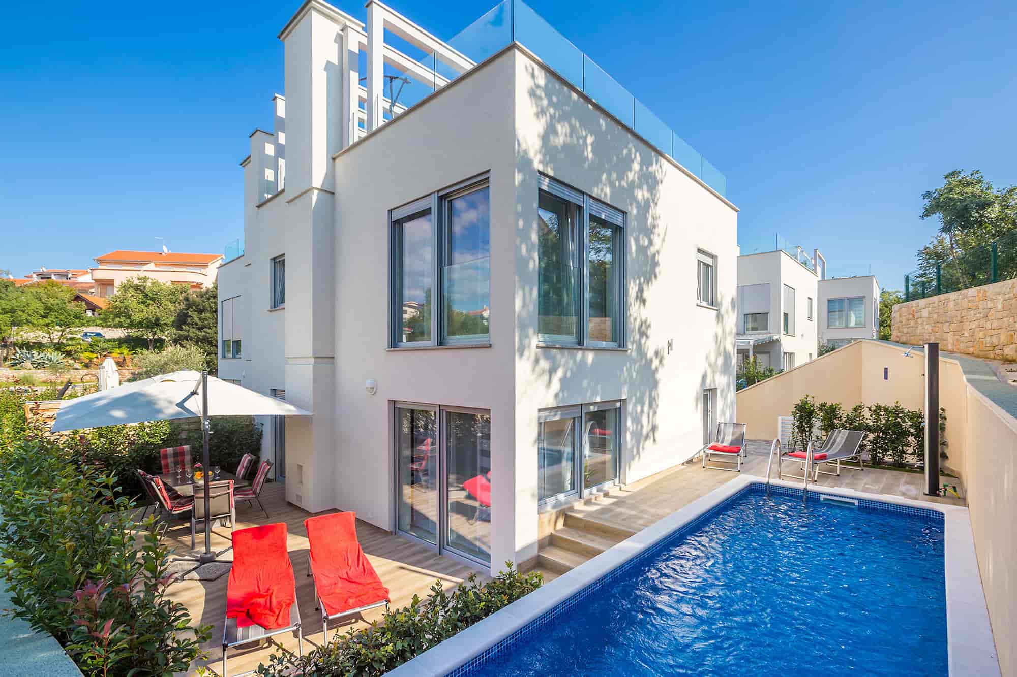 Modern villa with pool, roof terrace, 400 meters from the beach
