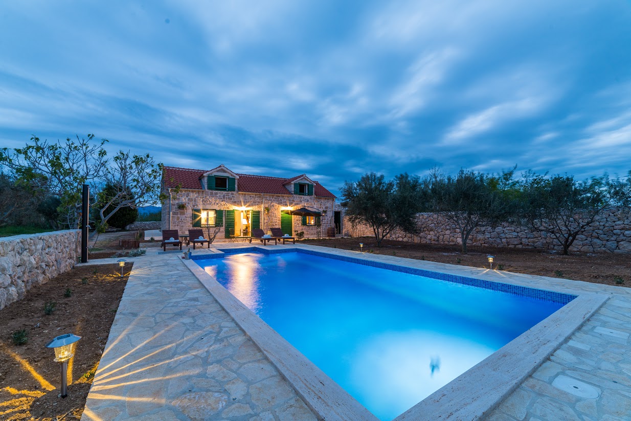 Mediterranean villa with pool, near sandy beach