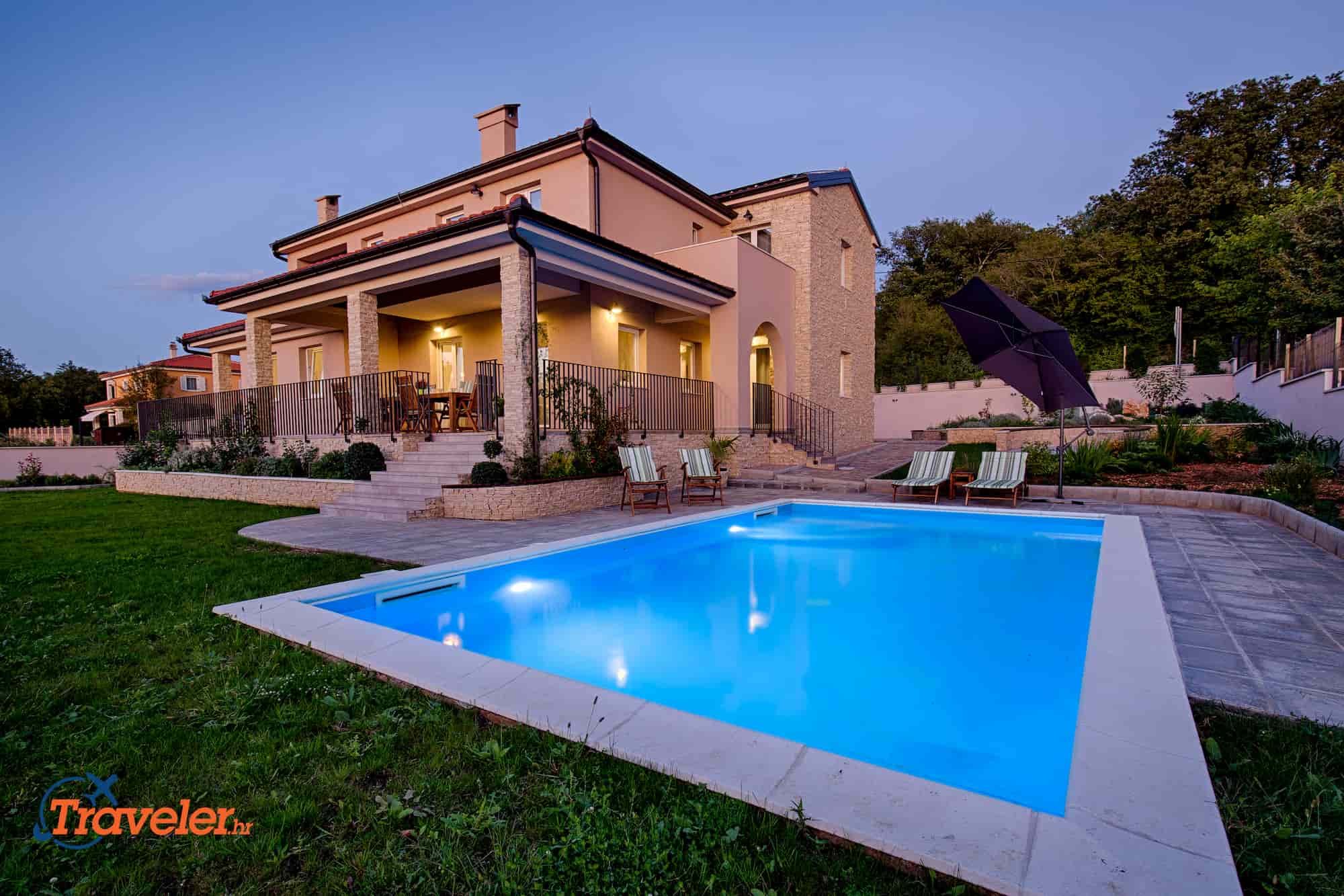 Neue Villa mit Pool, Garten, Meerblick und einem Weinkeller