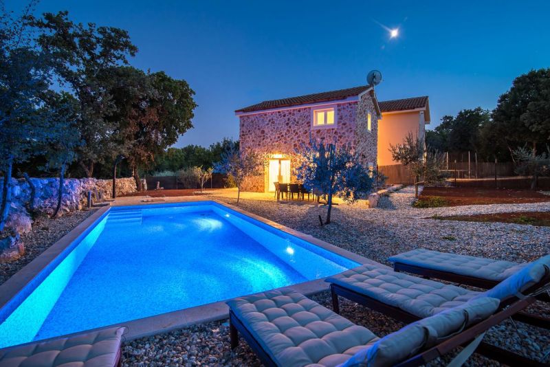 Steinvilla mit Pool, umgeben von Olivenbäumen