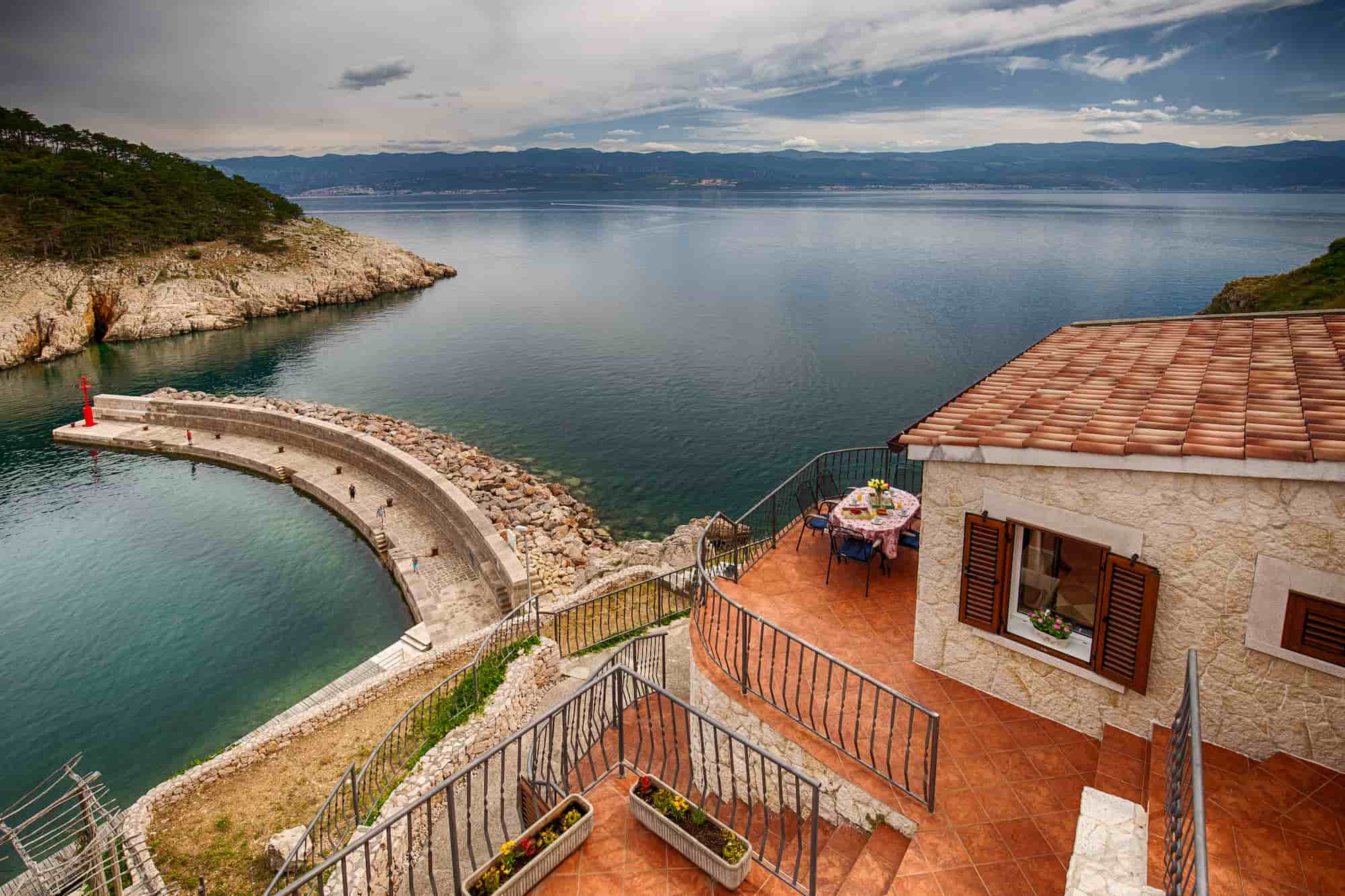 Villetta with terrace over the sea, 50 meters from the beach