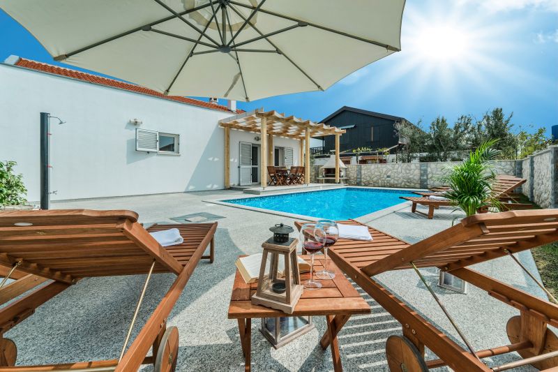 Villa with pool, only 150 m from the beautiful sandy beach