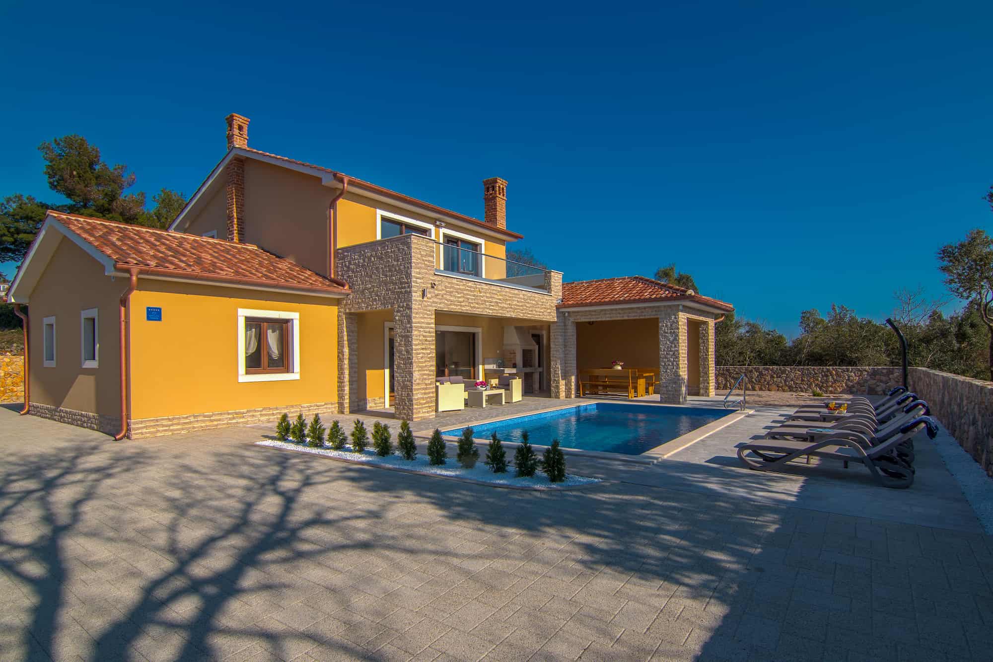Villa with pool, 500 meters from the beach with sea view