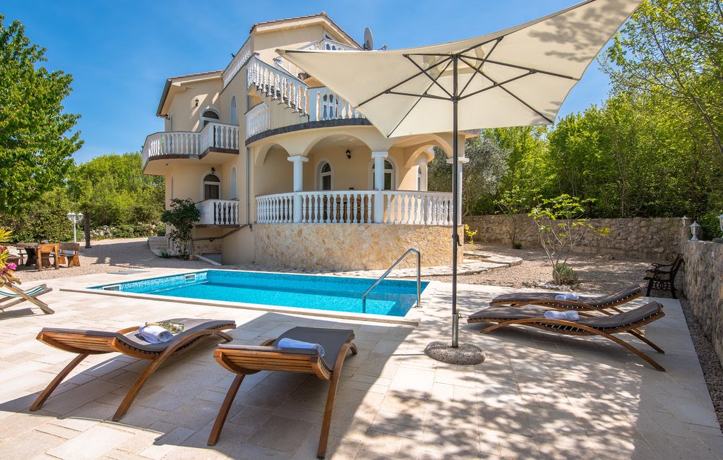 Villa with pool, large terrace and sea view