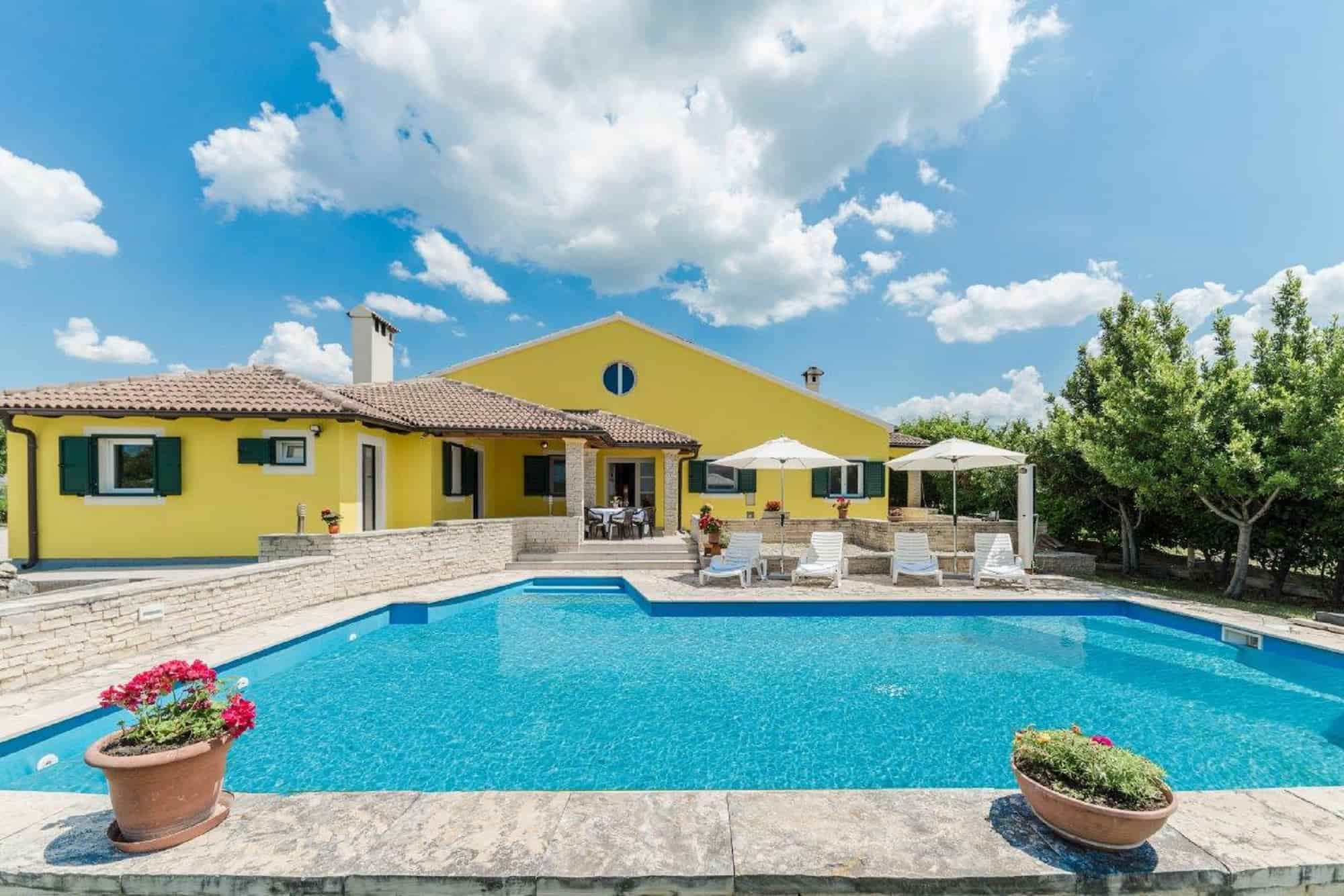 Comfortable villa with pool, large garden, near Zadar