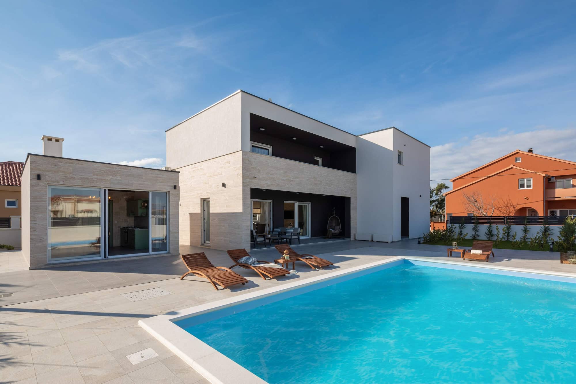 Ferienvilla mit Pool in Kroatien, Pool mit Liegestühlen