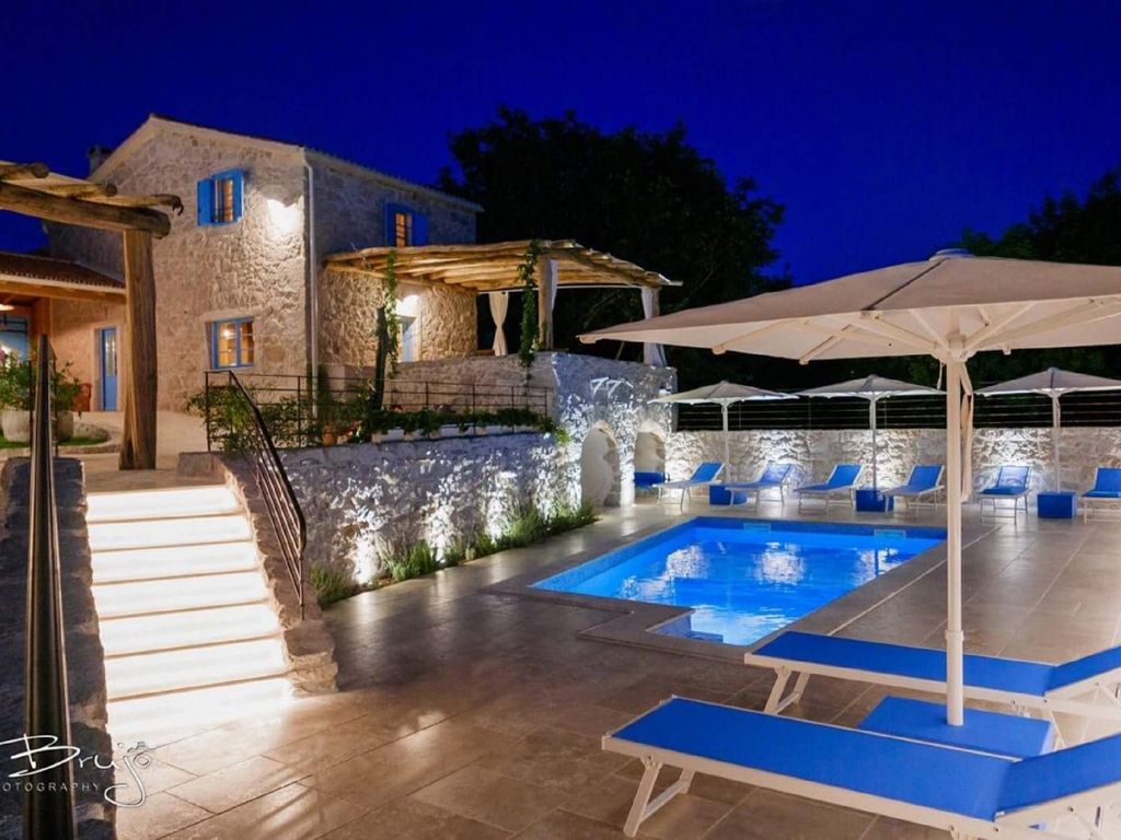 Ferienvilla mit Pool in Kroatien, Pool mit Sonnenliegen in der Nacht