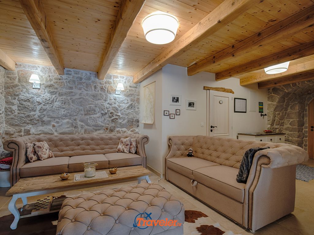 Wohnzimmer mit zwei Sofas im rustikalen Stil