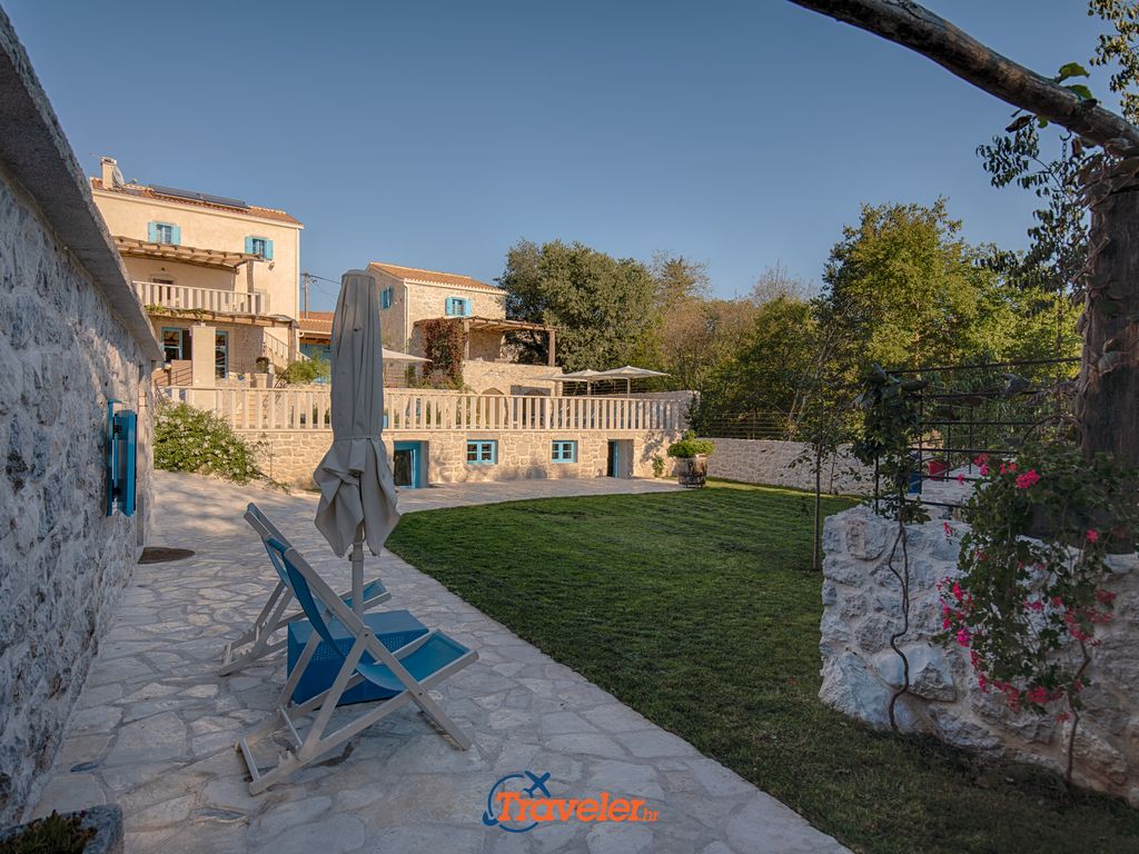 Ferienvilla mit Pool in Kroatien, Garten mit Liegestühlen und Sonnenschirm