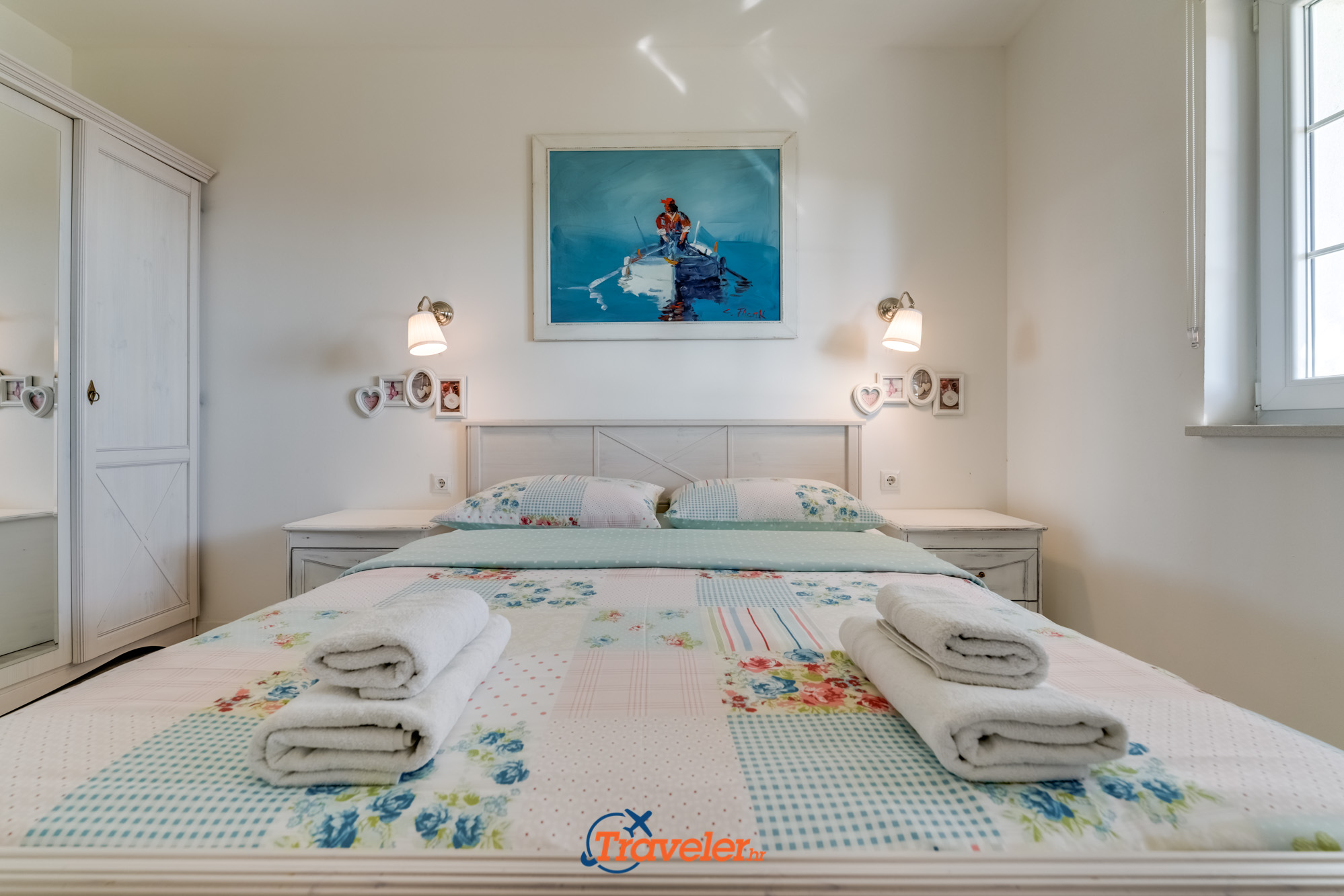 Ferienvilla mit Pool in Kroatien, Schlafzimmer mit weißem Doppelbett und weißem Kleiderschrank