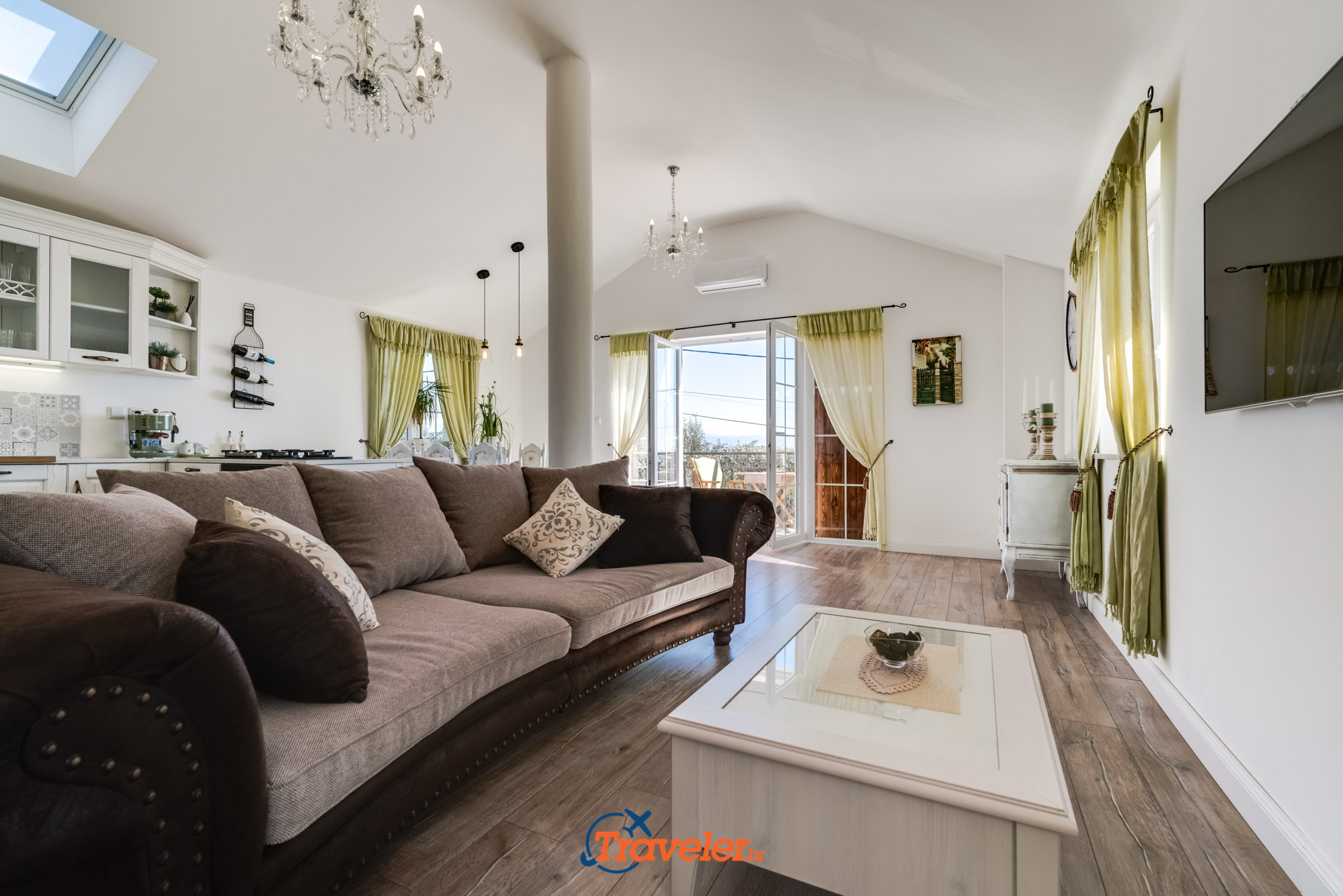 Ferienvilla mit Pool in Kroatien, Wohnzimmer mit braunem Sofa und Fernseher
